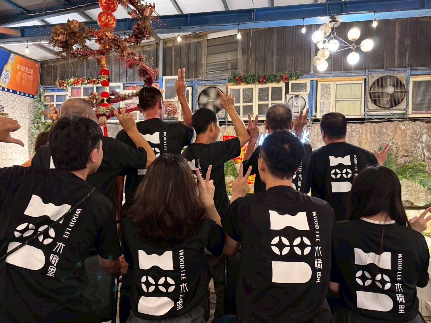 木職里要求所有木工師傅必須著制服工作，此外，工作時間不得抽菸、飲酒。（圖片提供／劉冠妏）