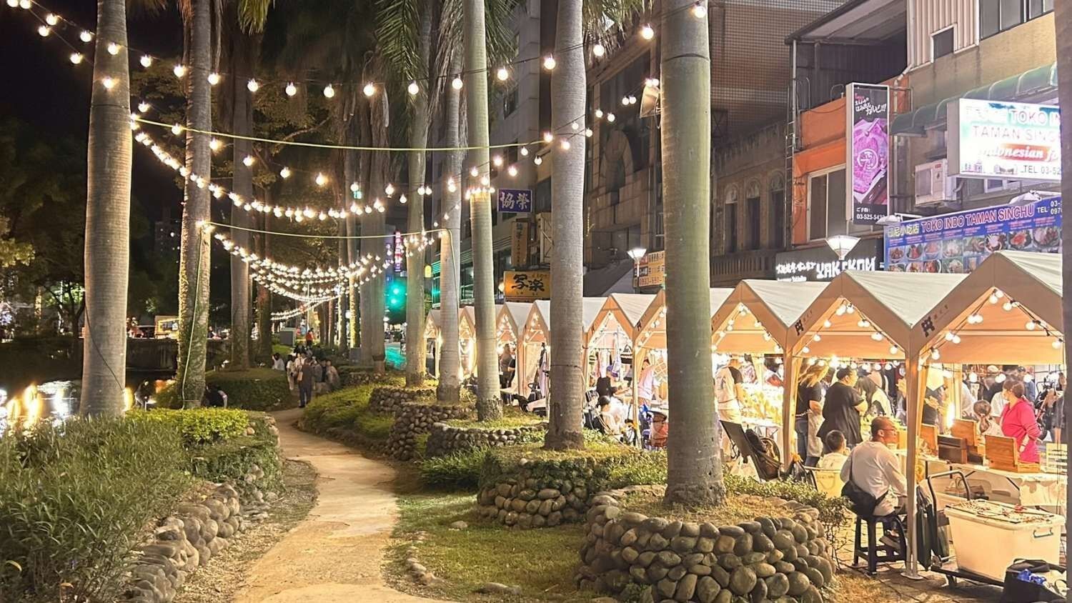 新竹市去年舉辦「竹風好市-新竹微光集」，在護城河畔打造燈光藝術裝置、假日市集。（圖／新竹市政府）