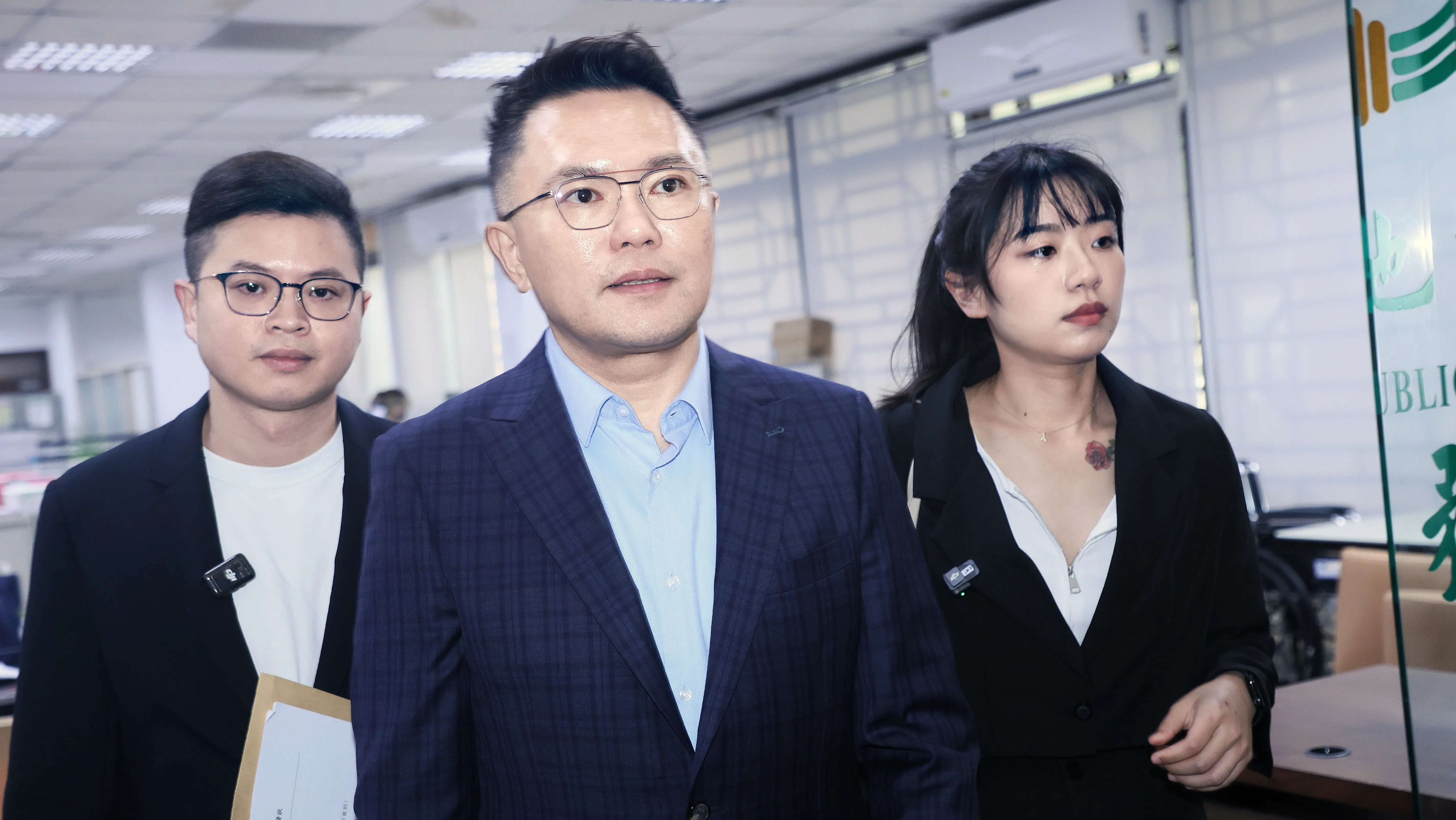 20250528-台北市議員張斯綱（中）28日至台北地檢署告發監察院秘書長李俊俋公器私用，涉背信、侵佔。（柯承惠攝）