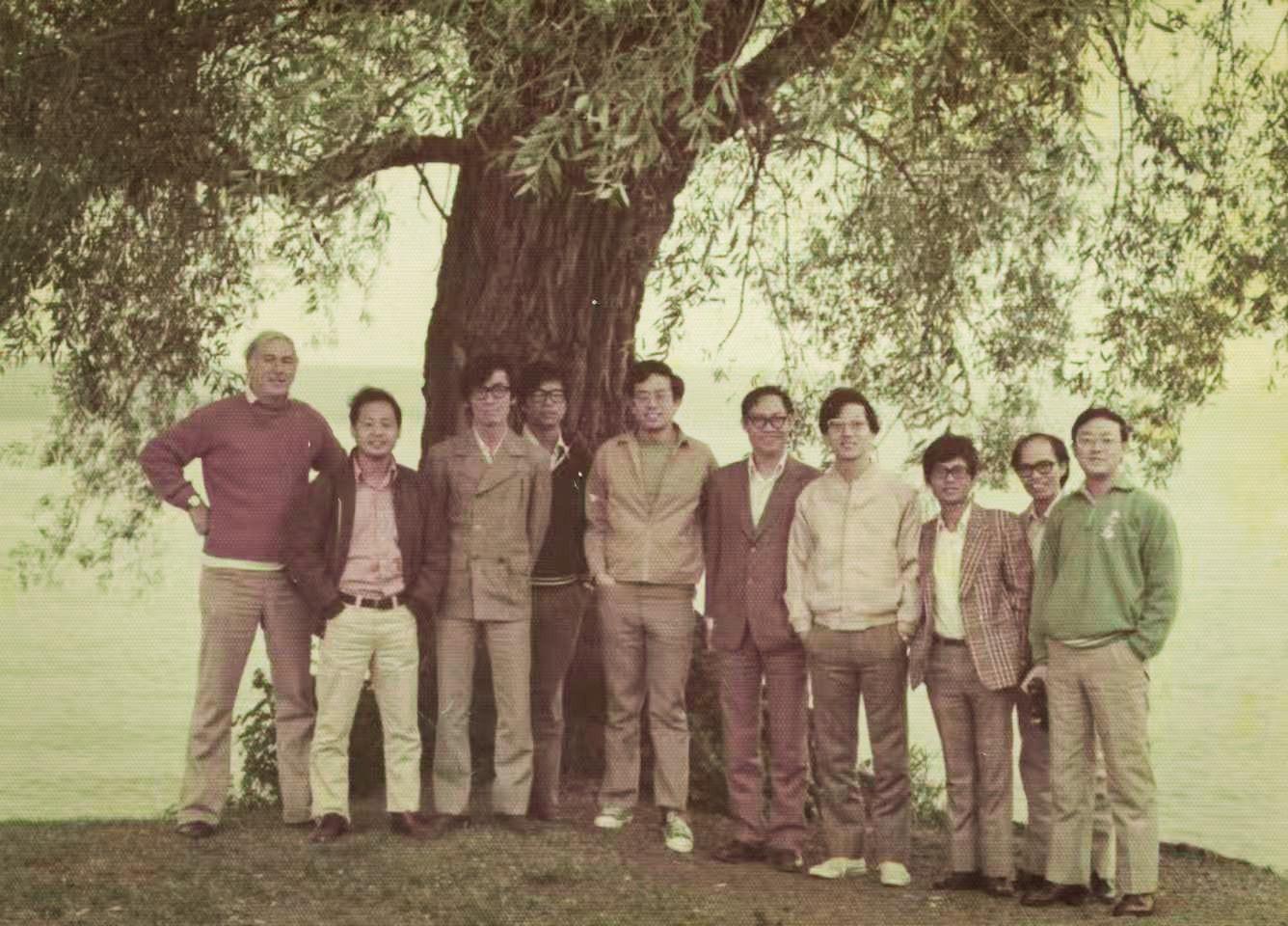 1976年銜命遠赴美國RCA公司受訓的第一批台灣工程師合影。（片商「牽猴子公司」提供）