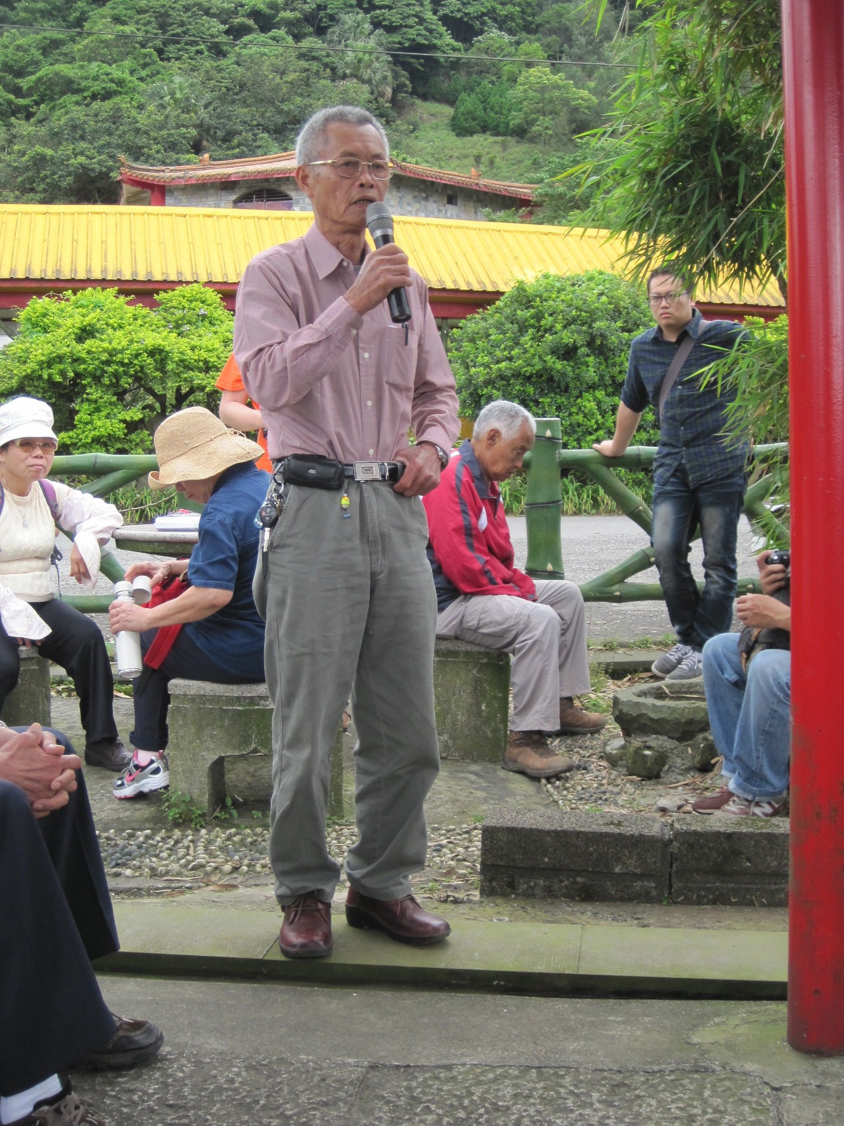 2013年5月5日，王文山在石碇光明禪寺前憶述其所親歷的白色恐怖「鹿窟基地案」。（張鈞凱攝）