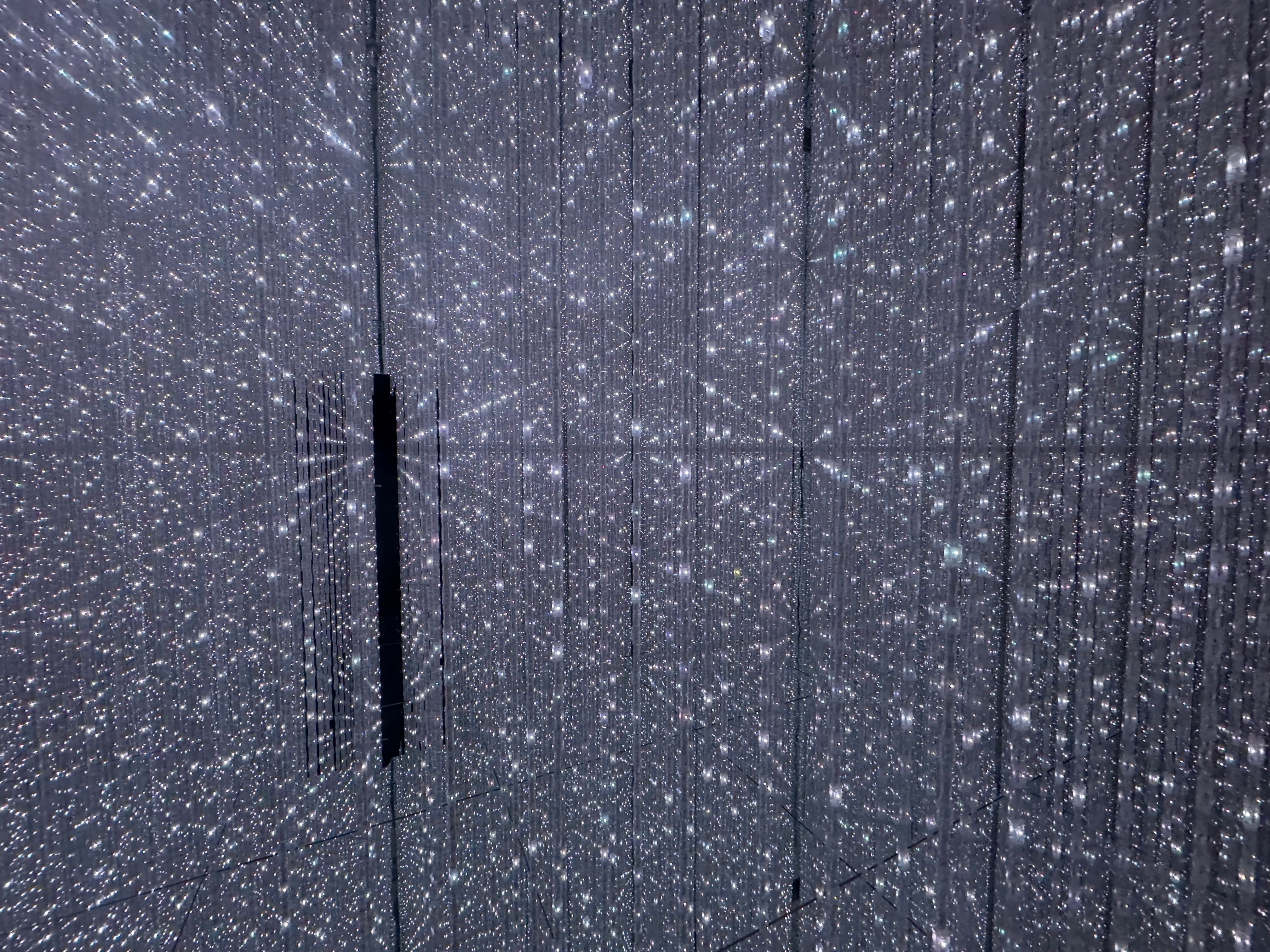 デジタルアート集団「チームラボ」が展開する体験型施設「teamLab Planets TOKYO」（東京都江東区豊洲）は、「身体ごとアートに没入する」という独自のコンセプトを掲げ、国内外から多くの来場者を集めている。写真/黃信維