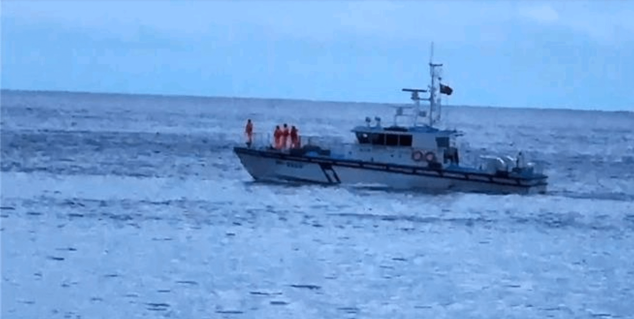 海巡署東部分署第13岸巡隊協同第15海巡隊、空勤總隊、台東縣消防局及義消等單位共同投入，陸續出動巡邏車、巡防艇、空拍機、直升機與十餘名人員，從陸地、海面與空中展開全面搜尋。（圖／取自爆料公社）