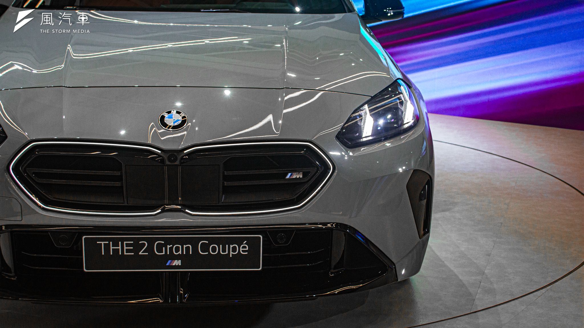 BMW 2 Series Gran Coupé 大改款後跟上潮流，增加了 LED 水箱邊條設計提高識別度。