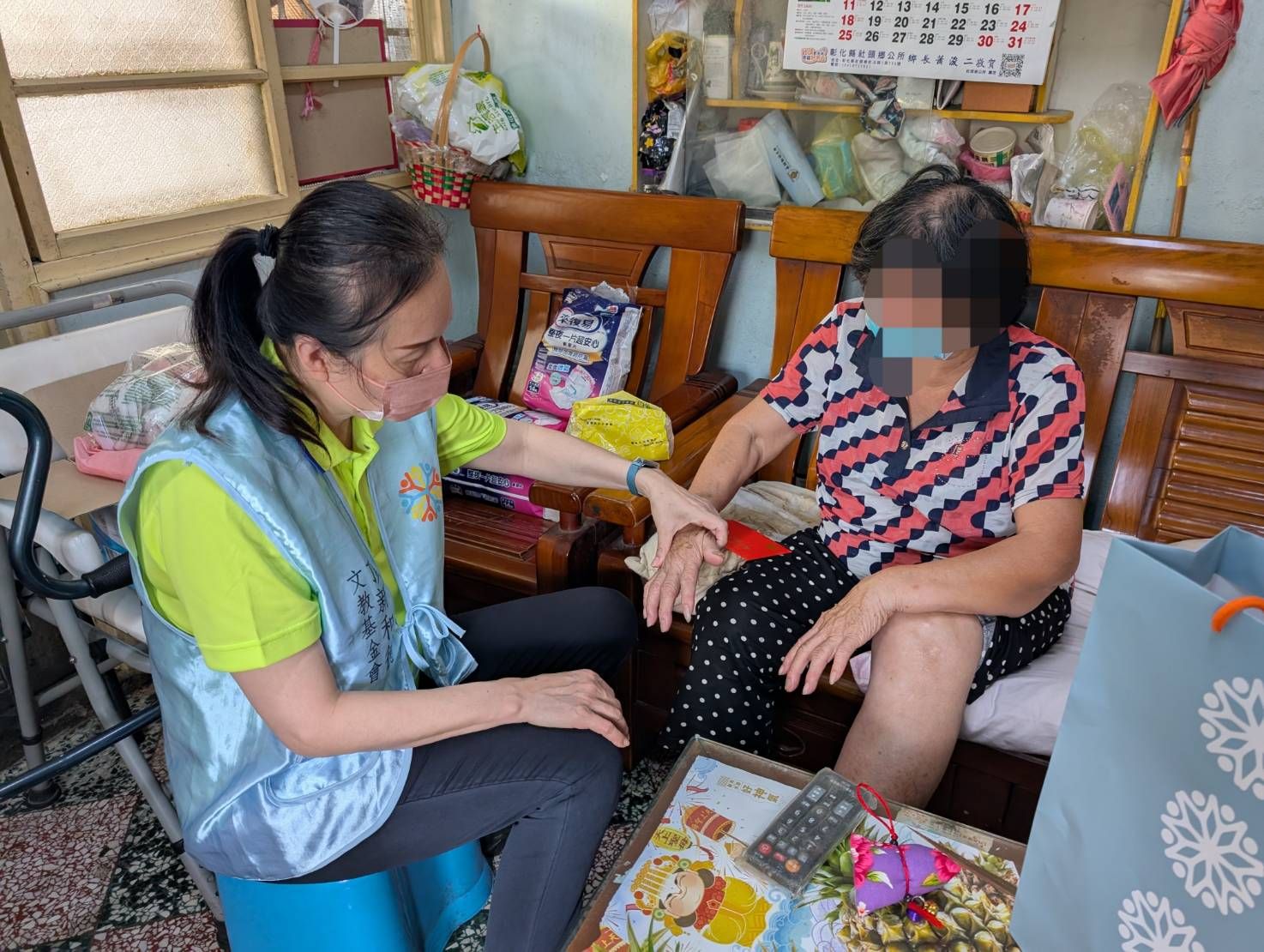 頂新和德1919食物銀行志工到宅關懷車禍受傷的劉大姊身體狀況_(頂新和德文教基金會提供)