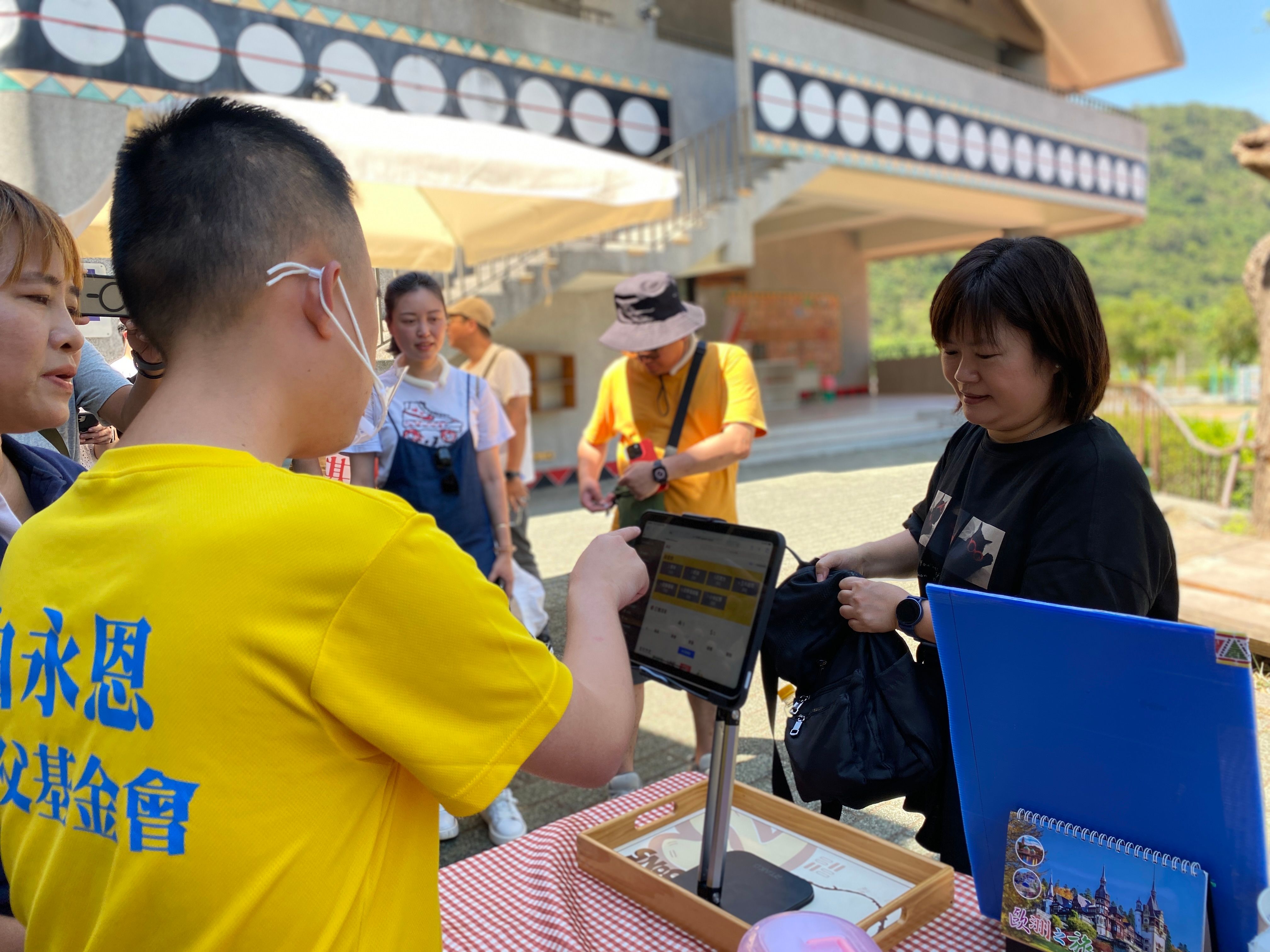 20250529-身心障礙青年「給能哥」現身台東嘉蘭國小賣雞蛋糕。（白永恩基金會提供）