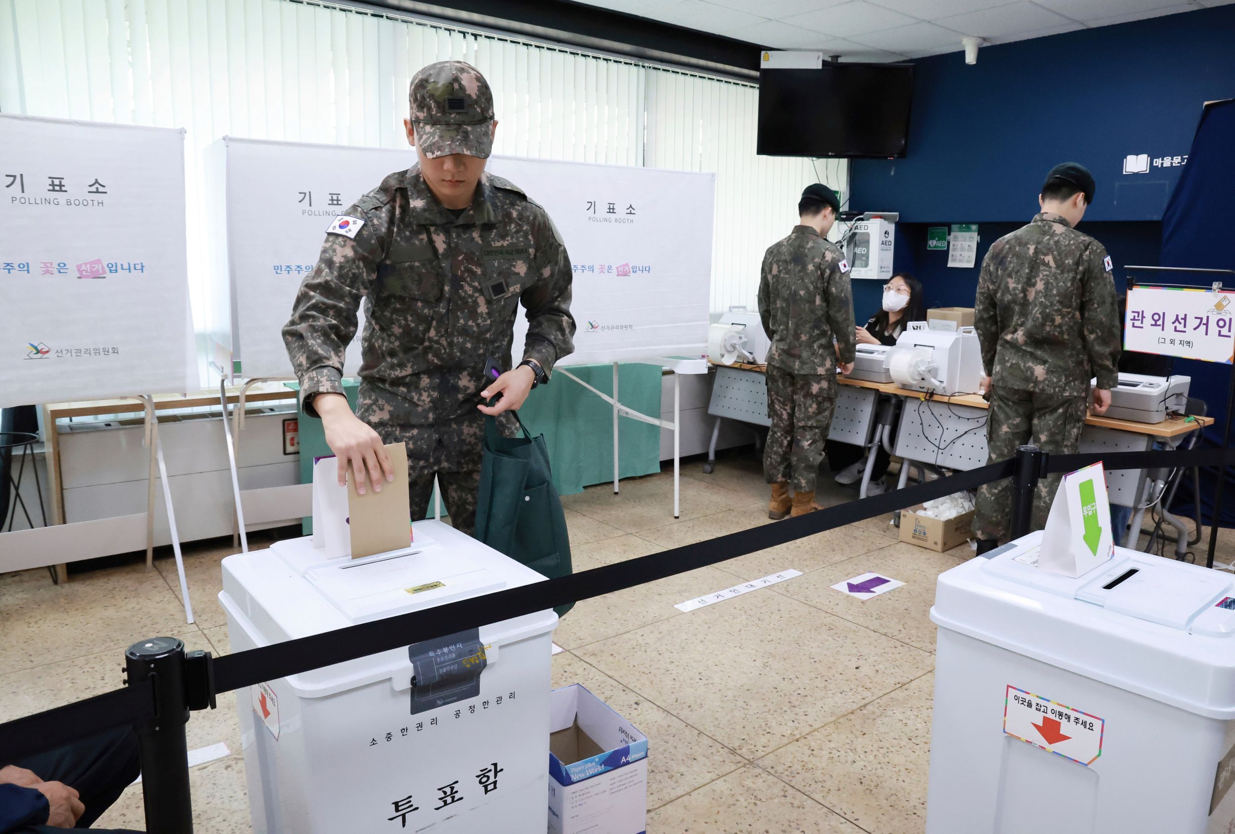 南韓即將進行總統大選，5/29、30兩天開放提前投票，讓值勤軍警也能「不在籍投票」。（美聯社）