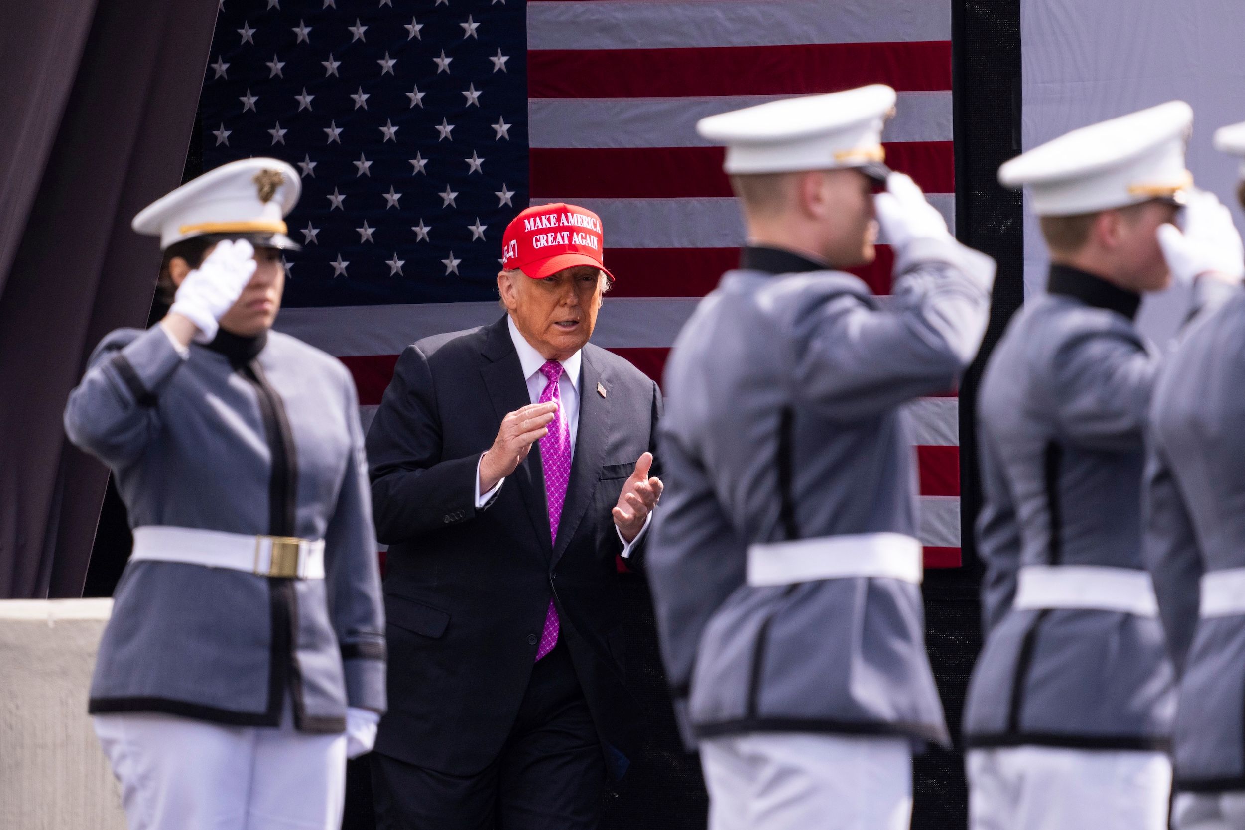 2025年5月24日，美國總統川普出席美國軍事學院的聯合畢業典禮。（美聯社）