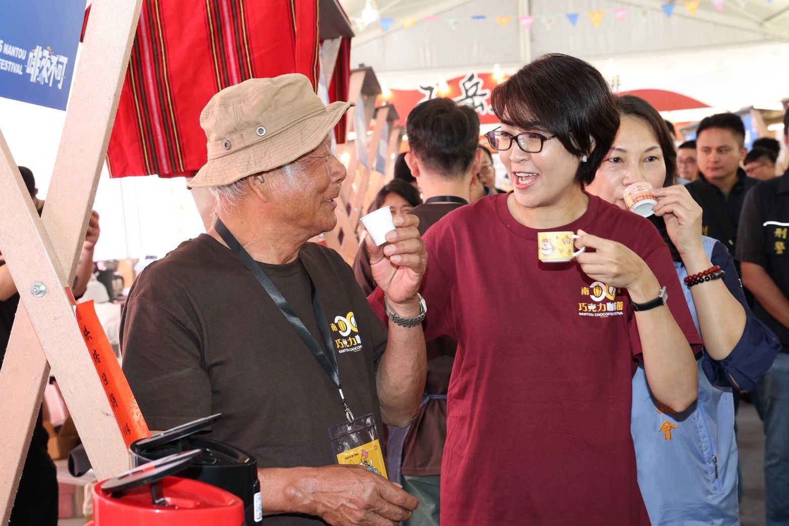 南投縣長許淑華在巧咖節開幕後，跟民眾在攤位品嚐咖啡。（圖/南投縣政府）