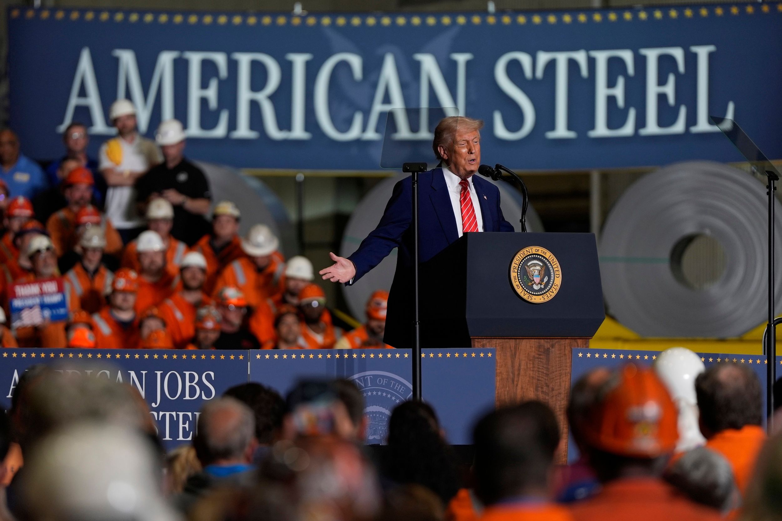 2025年5月30日，美國總統川普在賓州的鋼鐵廠發表演說，獲得現場鋼鐵工人的熱烈歡迎。（美聯社）