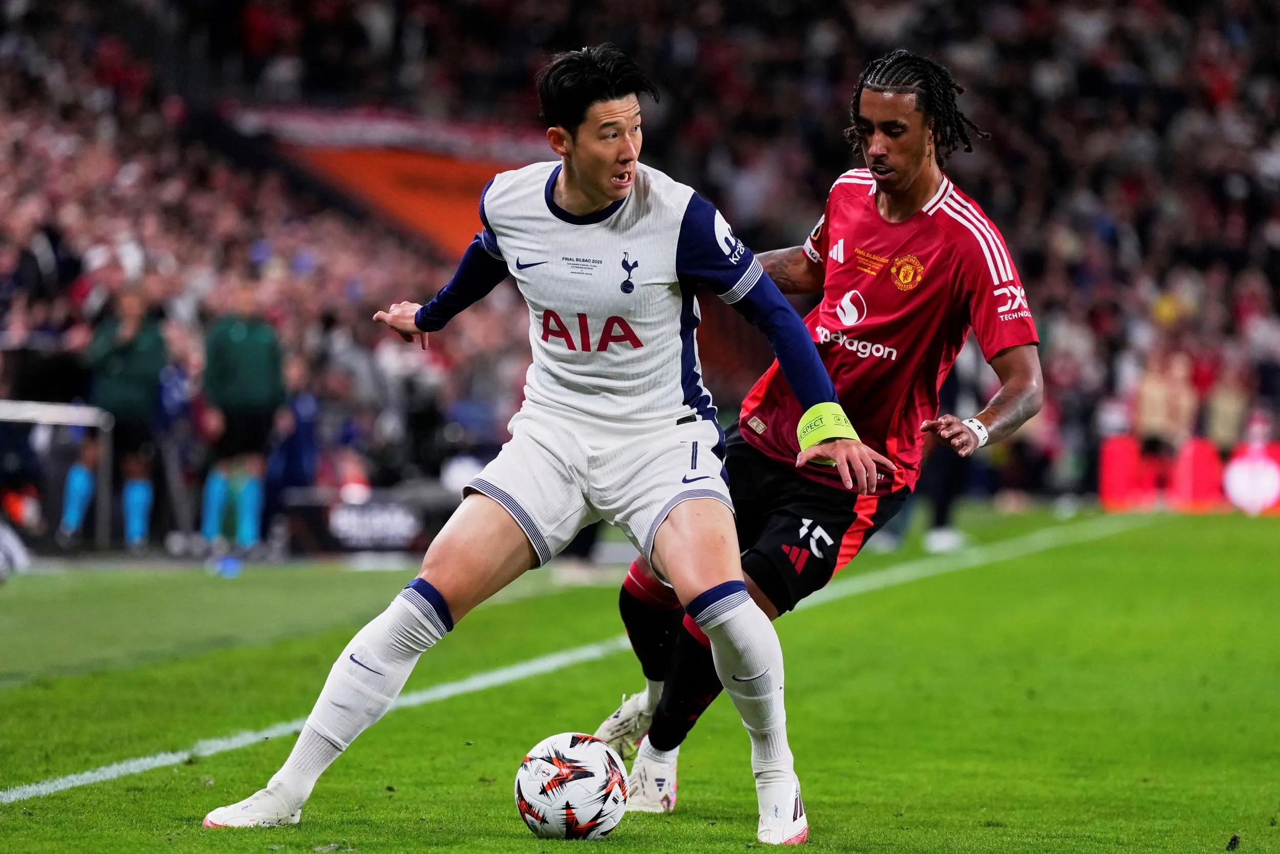 效力英超的南韓球星孫興慜（左）對抗曼聯防守球員。（美聯社）