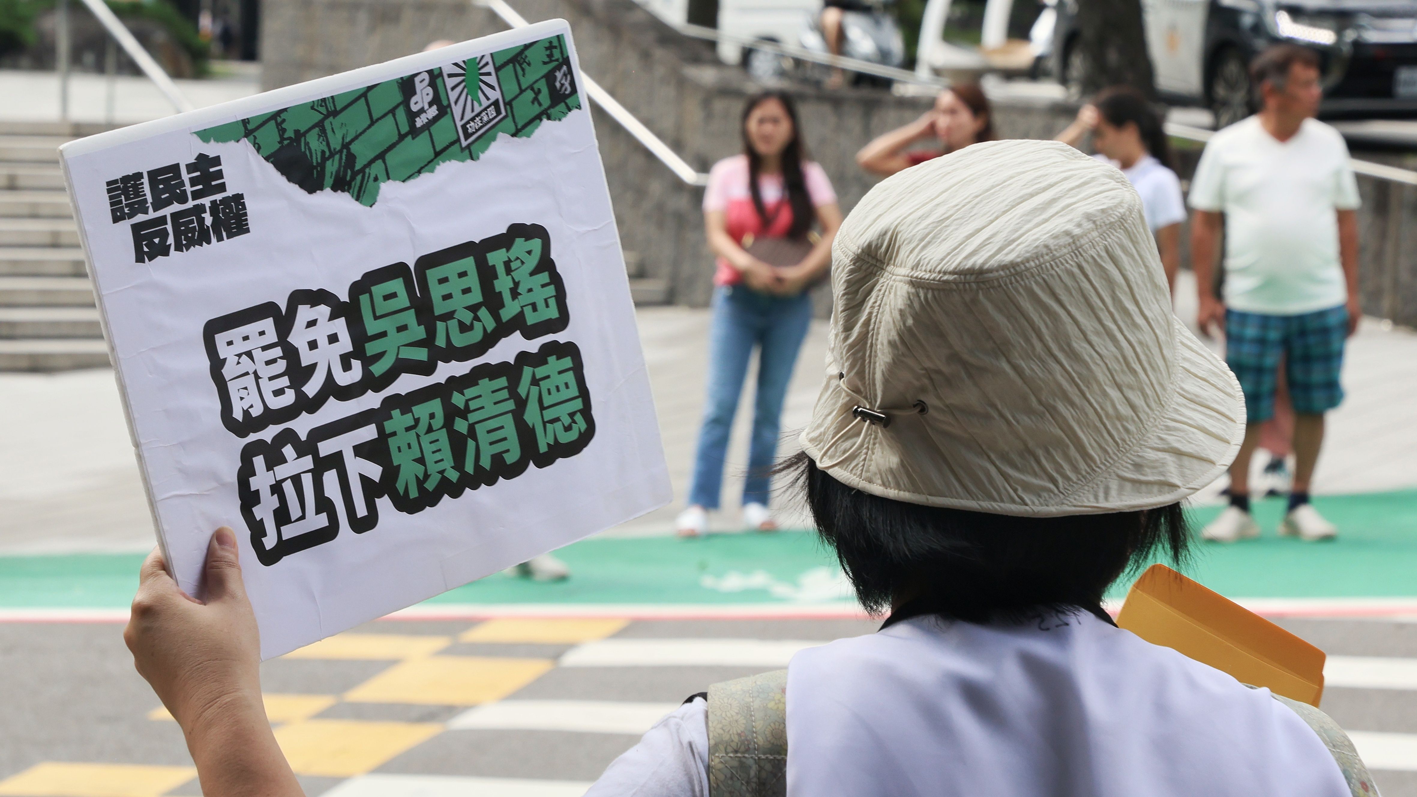 20250601-民眾黨1日在新北投舉行「罷免綠衛兵，淘汰不適任立委」活動，圖為罷免志工舉著罷免標語。（柯承惠攝）