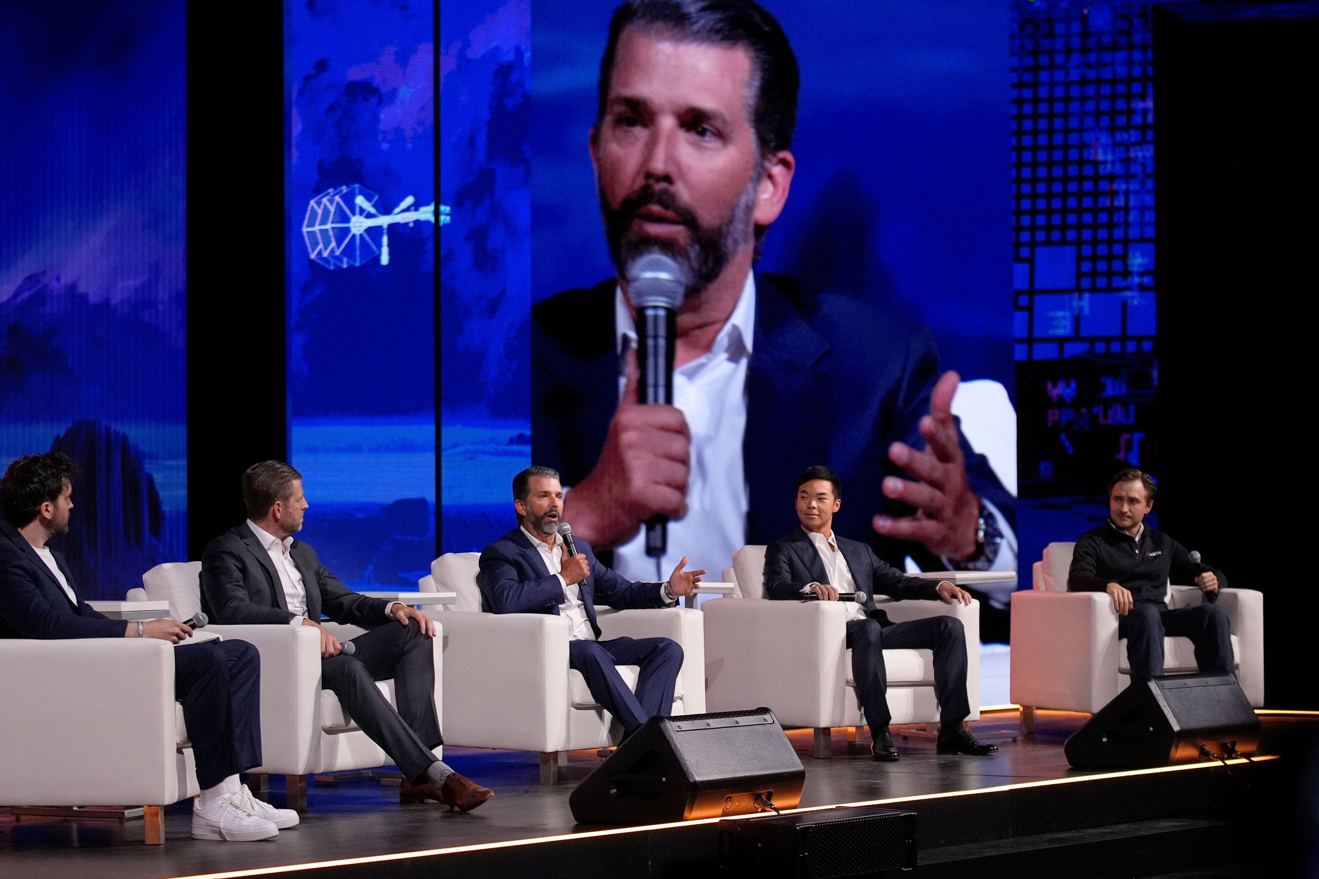 (（左起）主持人Aaron Arnold、Eric Trump、Donald Trump Jr.、American Bitcoin 執行主席 Mike Ho 、American Bitcoin 執行長Matt Prusak於5 月28日出席在美國拉斯維加斯舉行的Bitcoin 2025大會。（AP）