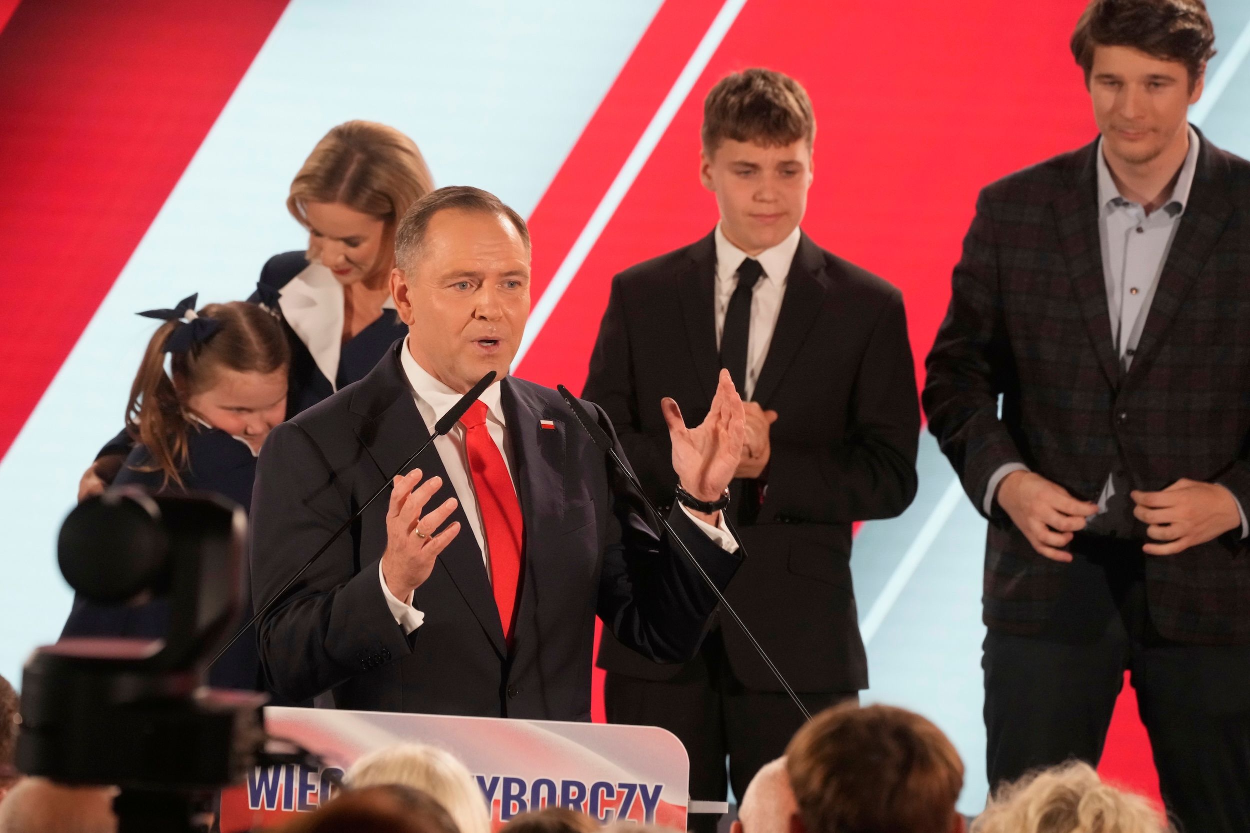 2025年6月1日，波蘭舉行總統選舉決選，保守派獨立候選人、歷史學者卡羅爾．納夫羅茨基（Karol Nawrocki）正在對支持者發表演說。（美聯社）