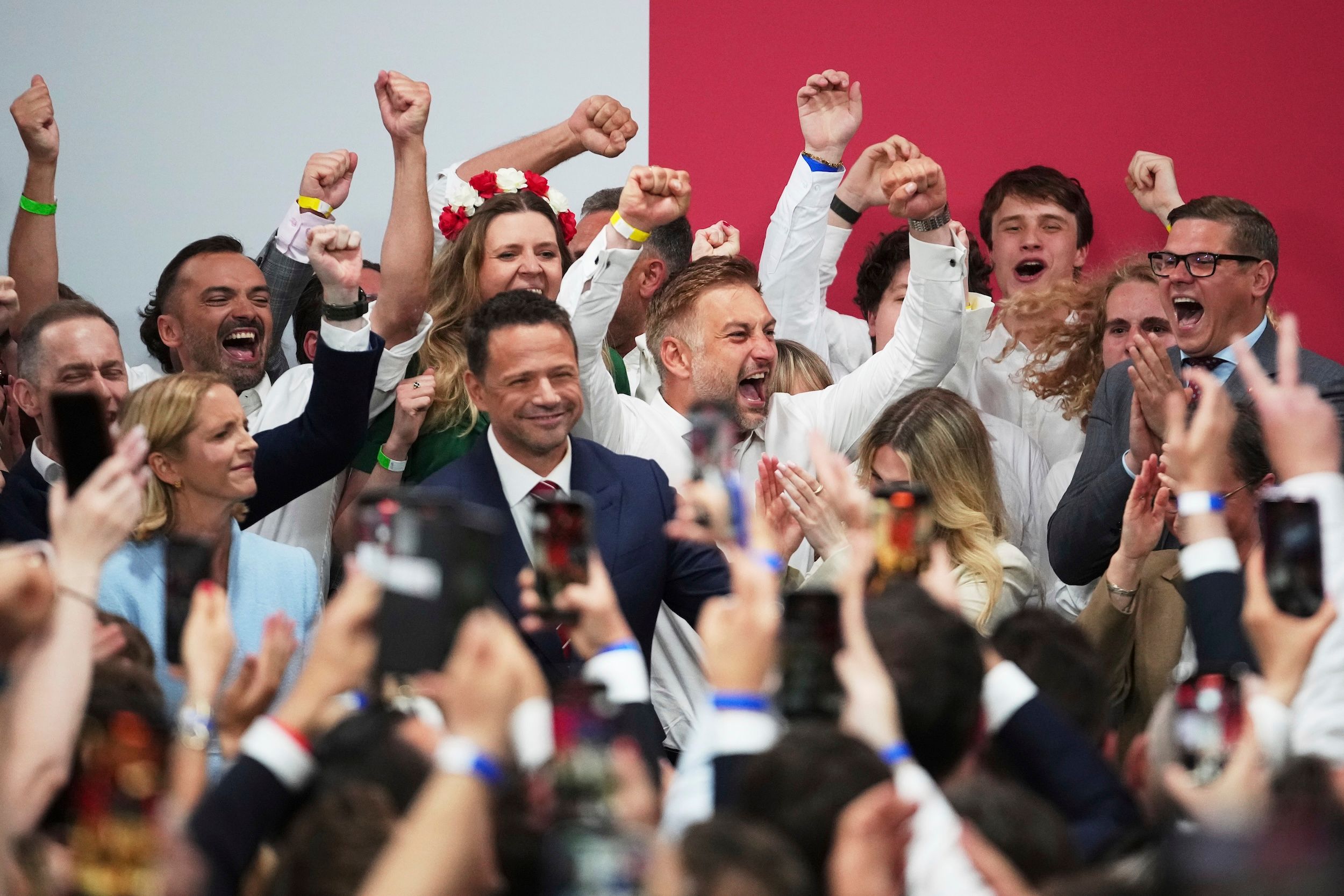 2025年6月1日，波蘭舉行總統選舉決選，自由派的華沙市長拉法爾．特扎斯科夫斯基（Rafał Trzaskowski）正在對支持者發表談話。（美聯社）