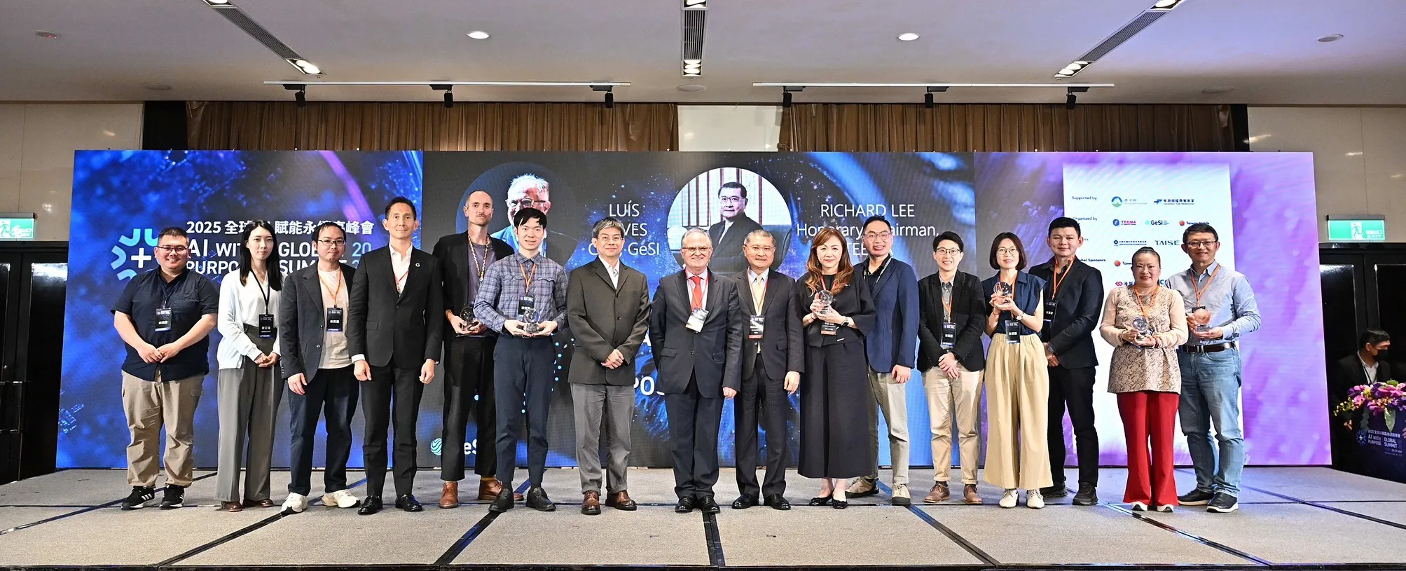 全球AI賦能永續高峰會壓軸舉行「數位永續影響力獎」(Digital with Purpose Awards)頒獎典禮。