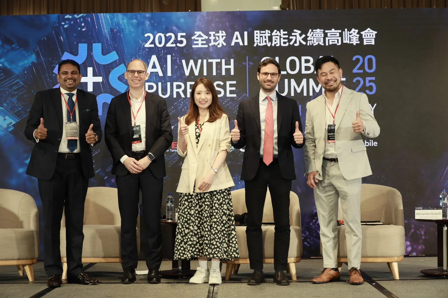 在「擴展AI永續性：計算資源與基礎設施」對談，針對 AI 資料中心運作、5G 與衛星通訊整合、再生能源導入與模組化部署等議題，深入探討 AI 應用擴張下的基礎建設挑戰。