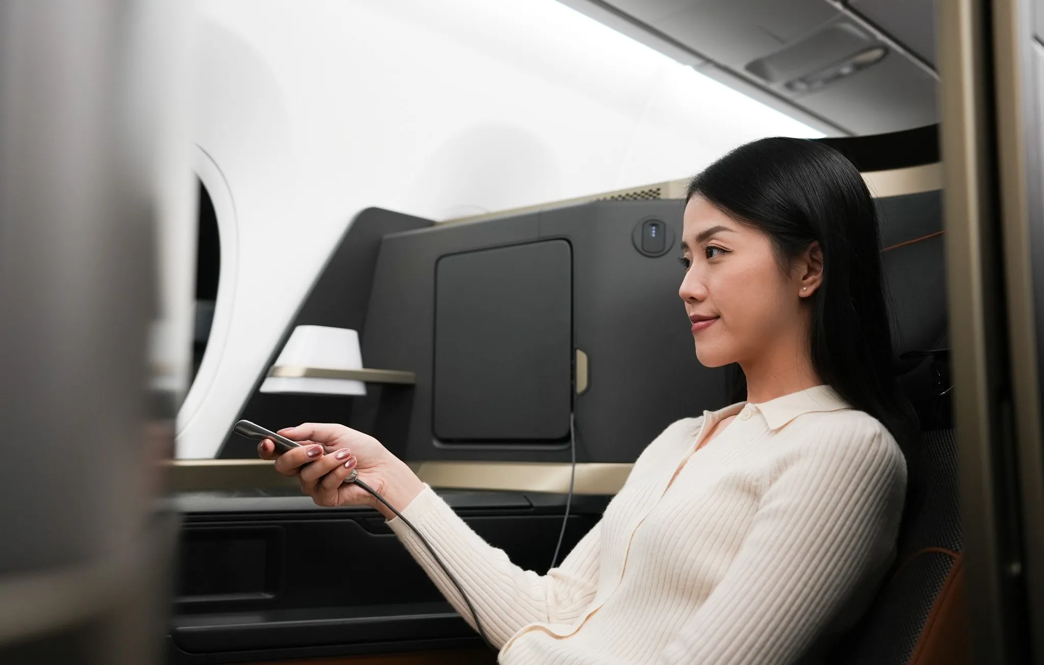 星宇航空全機隊全艙等配備高畫質的個人螢幕，搭配豐富的影視節目選擇，滿足旅客的多元需求。