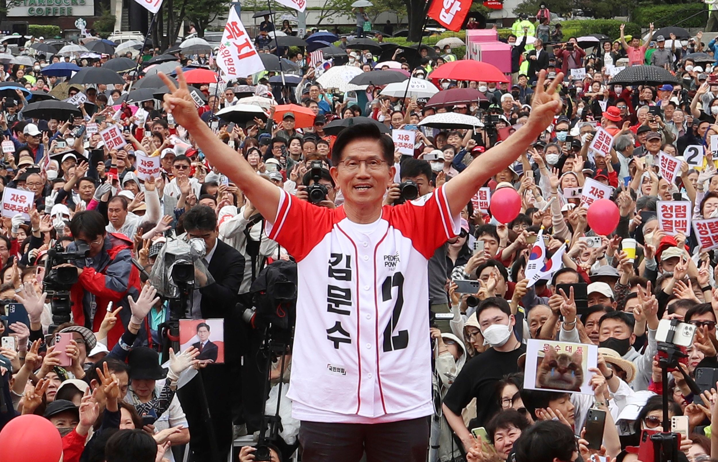 2025年6月2日，韓國執政黨國民力量的總統候選人金文洙在首爾造勢。（美聯社）