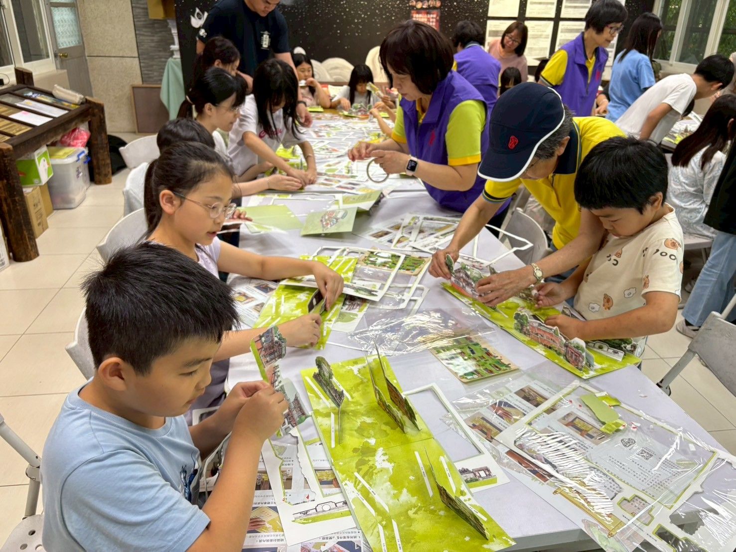 動手製作「紙上林園」。(圖/新北市文化局)