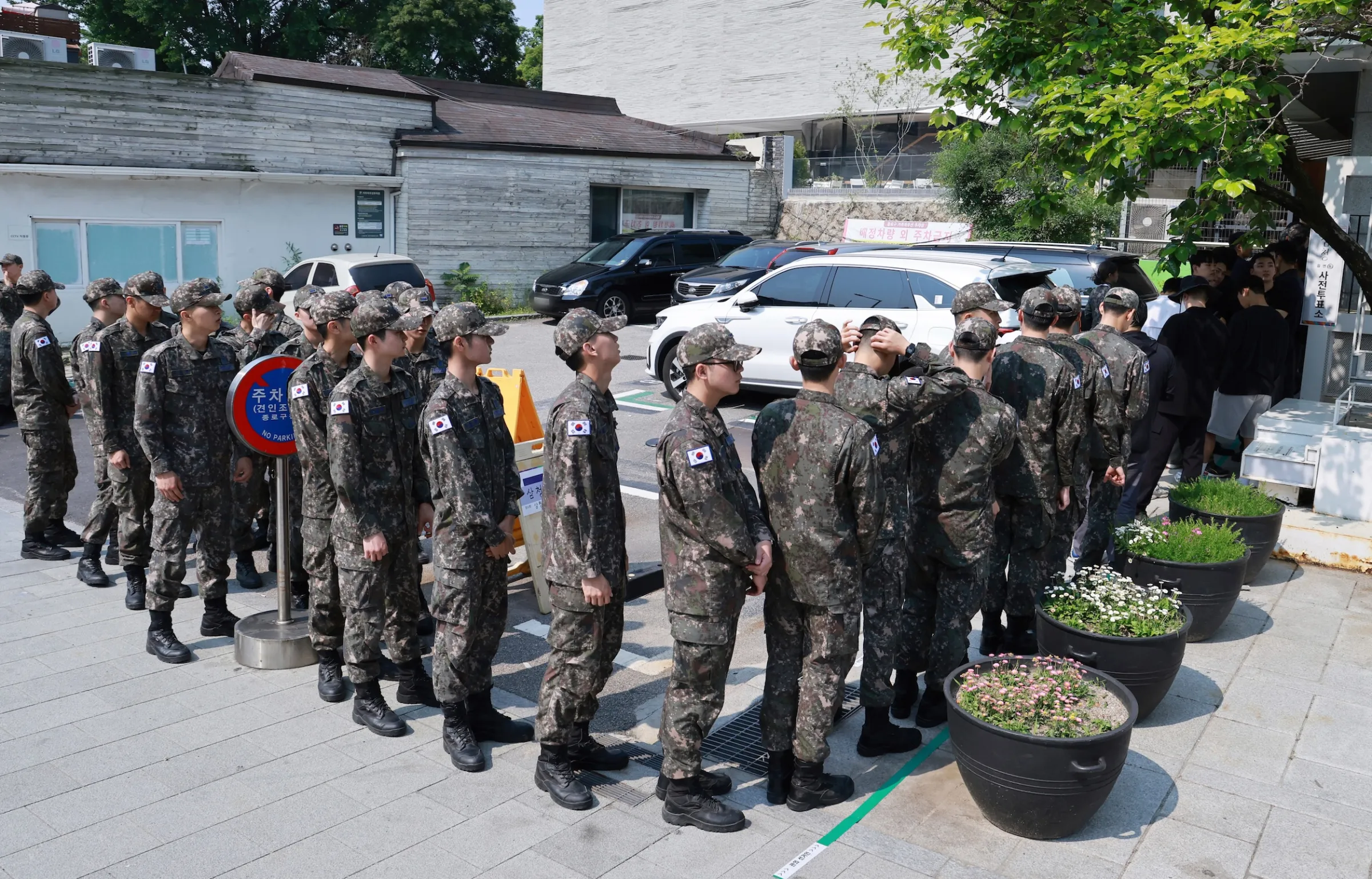 2025年5月，韓國軍人在首爾的提前投票所投下總統選票。（美聯社）
