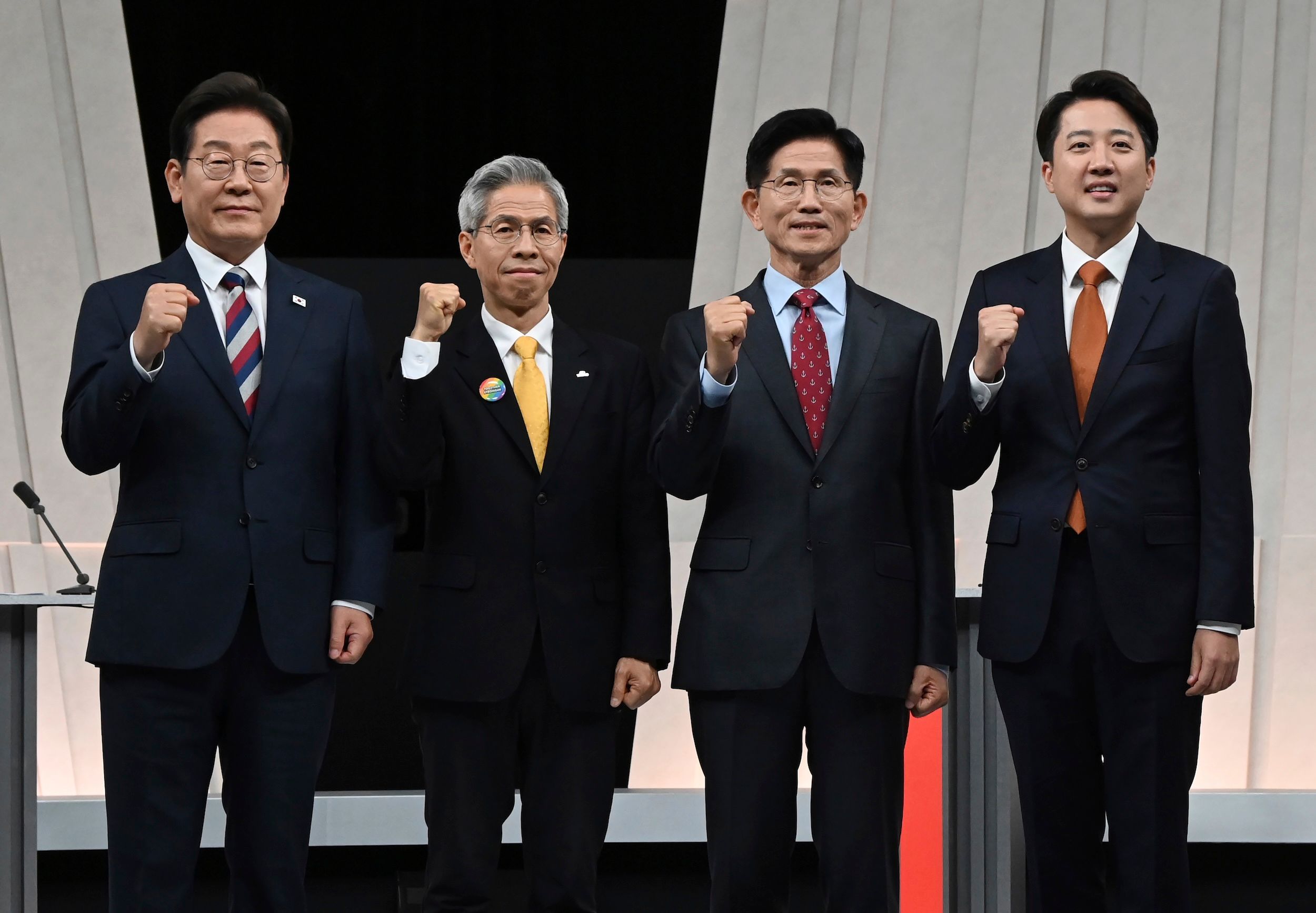 2025年5月27日，韓國舉行總統候選人辯論，共同民主黨的李在明、民主勞動黨的權英國、國民力量黨的金文洙以及改革新黨的李俊錫，在辯論前合影。（美聯社）