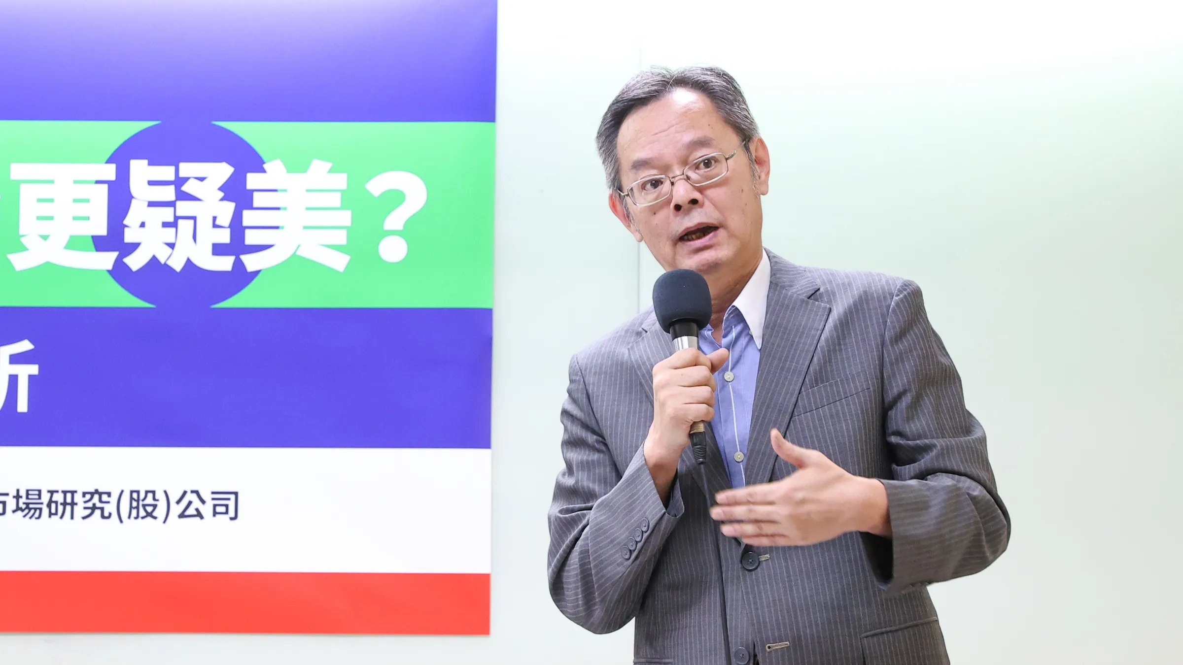 20250603-民主文教基金會董事長桂宏誠何志勇3日出席「民主文教基金會圓桌論壇3－『清德越靠美，台灣更疑美？』民調結果發布與分析」記者會。（顏麟宇攝）