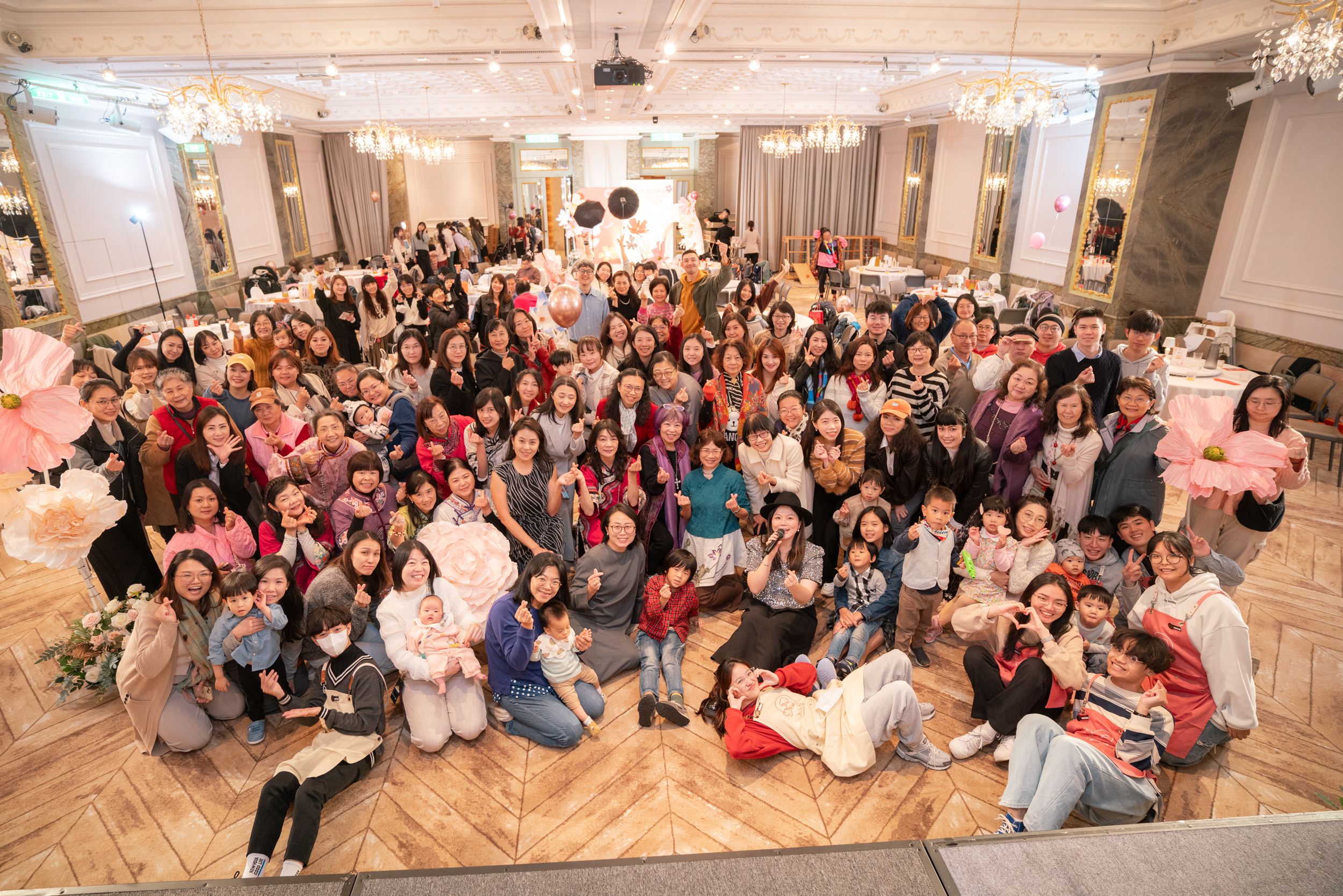 首次「媽媽幸福尾牙」,近兩百位女性以「媽媽」的身分齊聚。(圖片提供/陳渝淇)