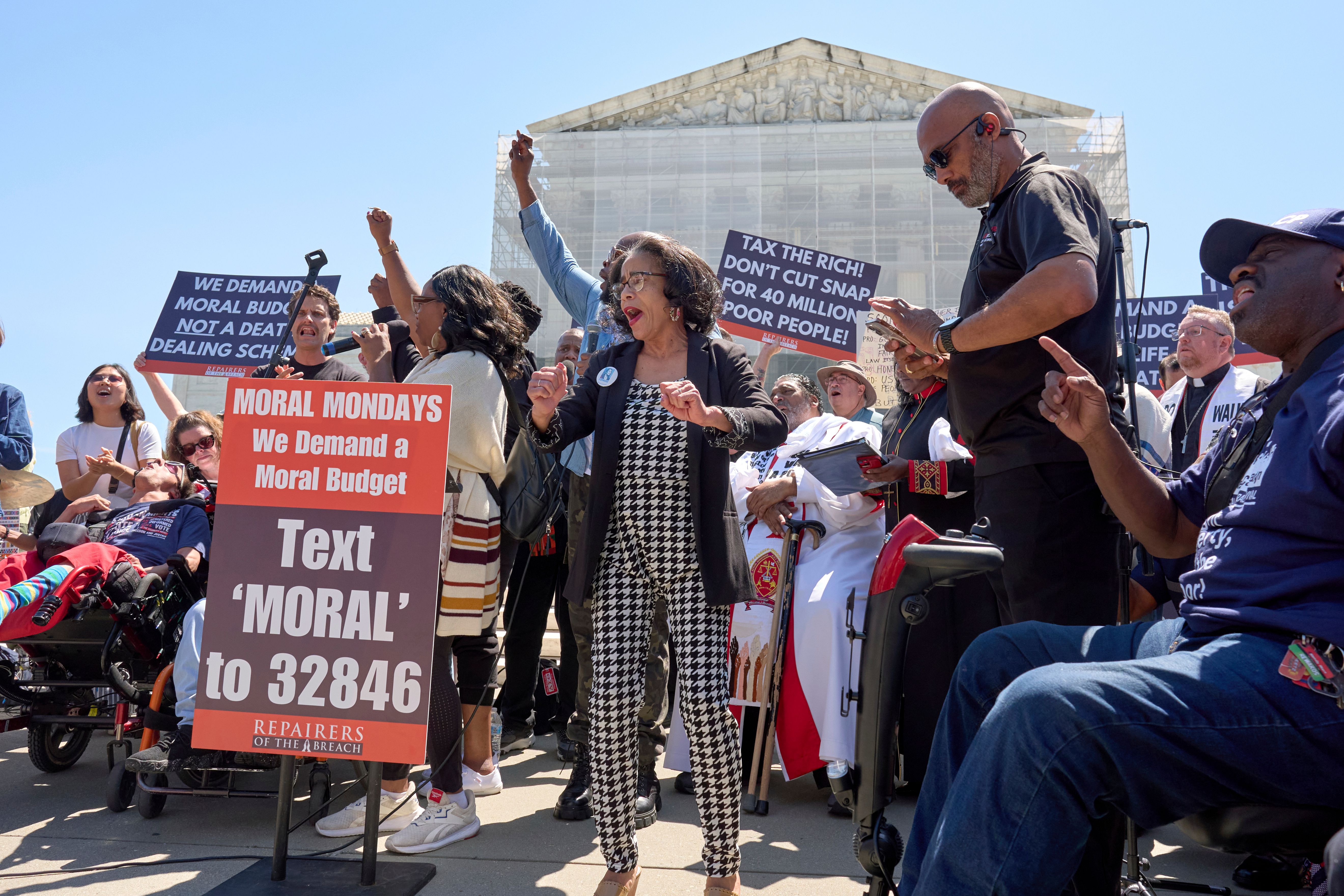 2025年6月2日，美國民眾在最高法院外抗議川普政府力推的「大而美法案」。(AP)