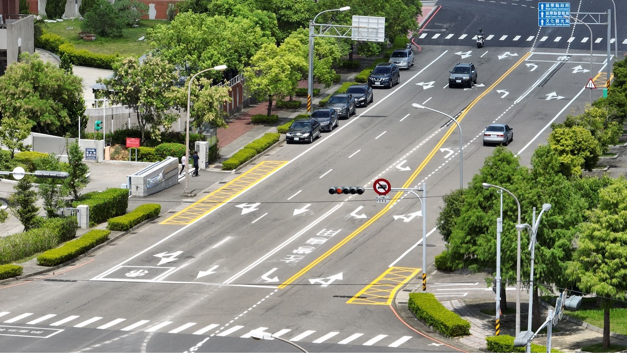 為解決車禍來源，苗栗縣政府改善計畫選擇在路口前劃設偏心左轉車道，並重新配置道路寬度。（圖／取自苗栗縣政府官網）