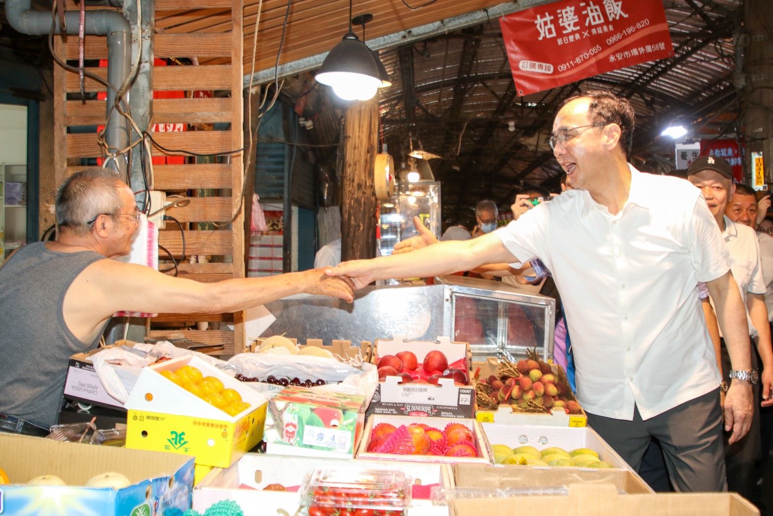 20250603-國民黨主席朱立倫今（3）日到新北市永和陪同被罷免的國民黨立委林德福掃街。（國民黨提供）