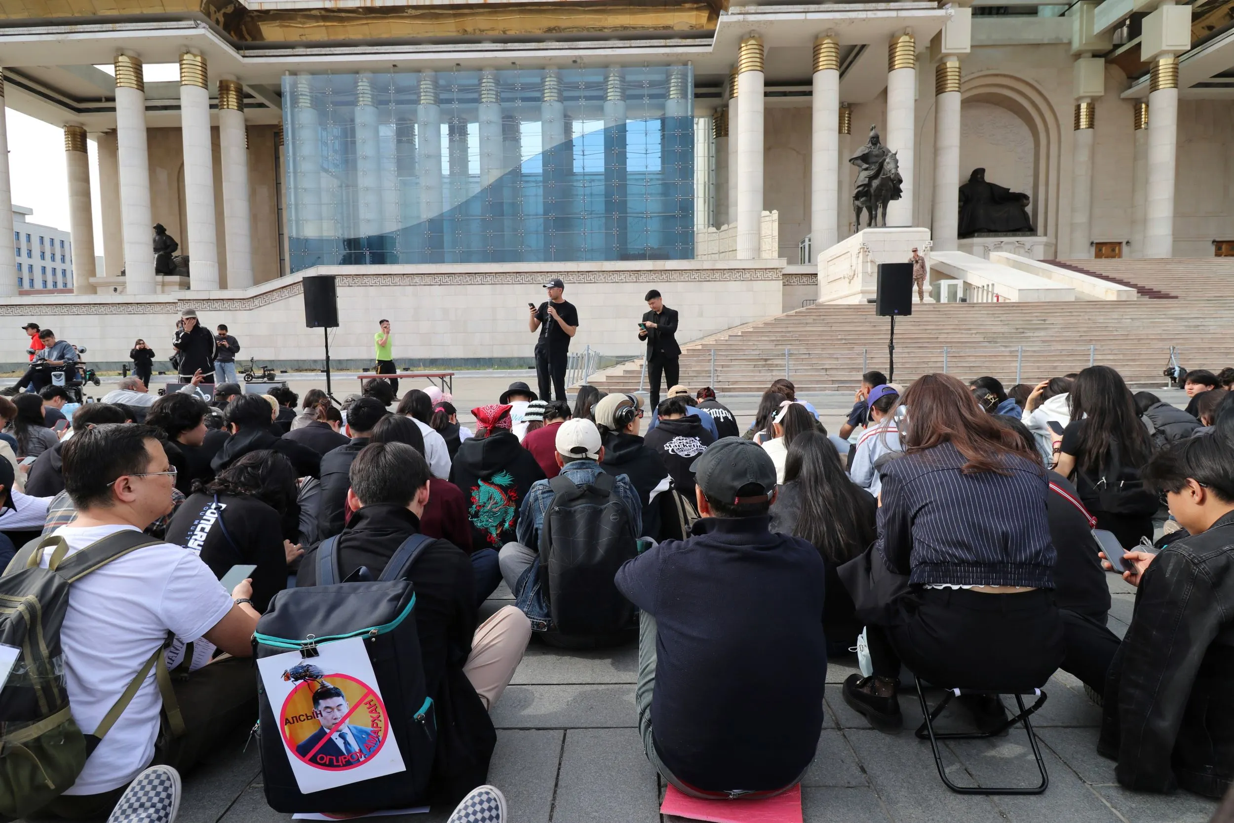 大批蒙古國（Mongolia）青年示威者聚集首都，要求總理奧雲額爾登（Luvsannamsrain Oyun-Erdene）下台。（美聯社）