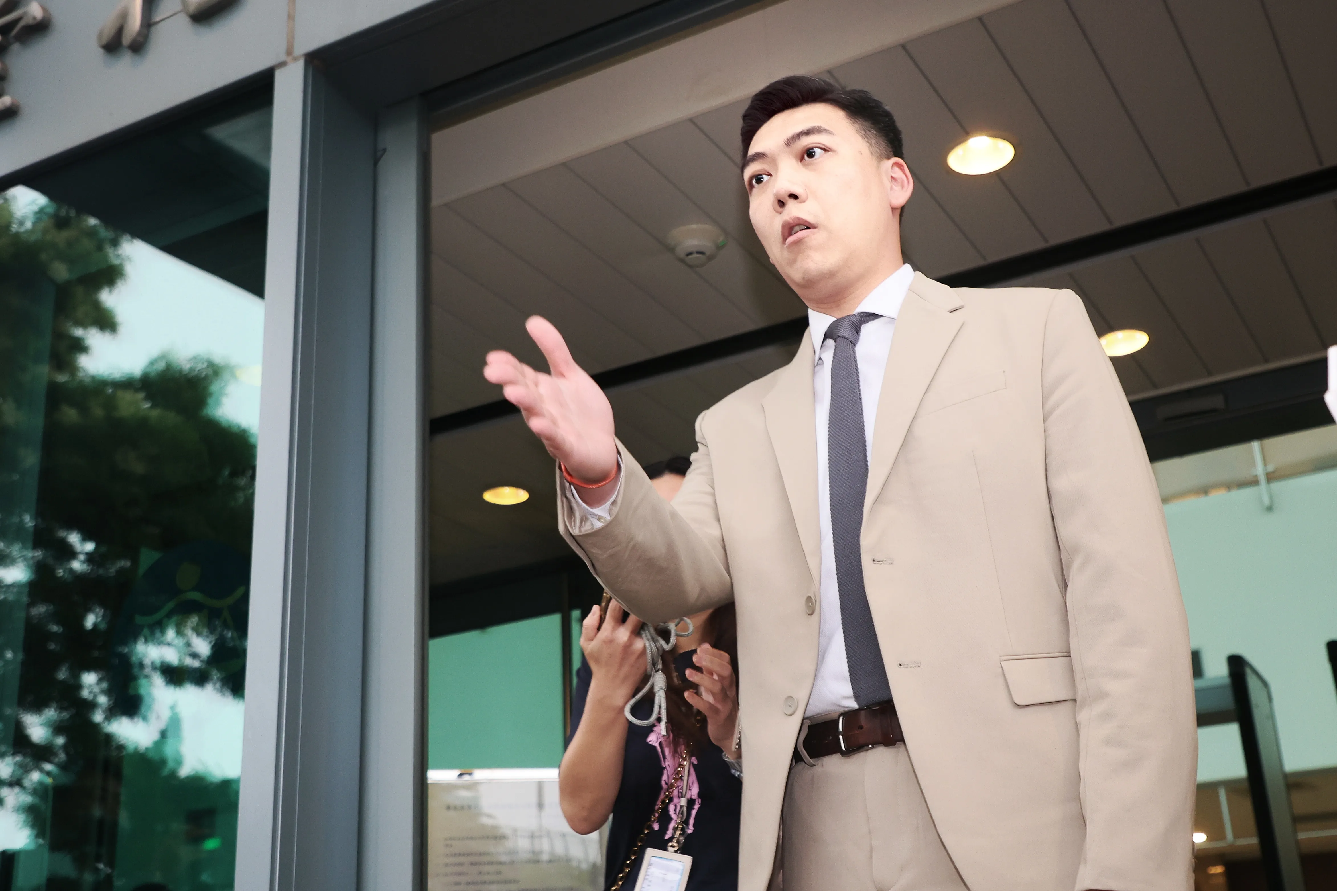 20250603-台北高等行政法院3日開庭審理立委吳思瑤罷免案的召集人賴苡任（見圖）聲請假處分案。（柯承惠攝）