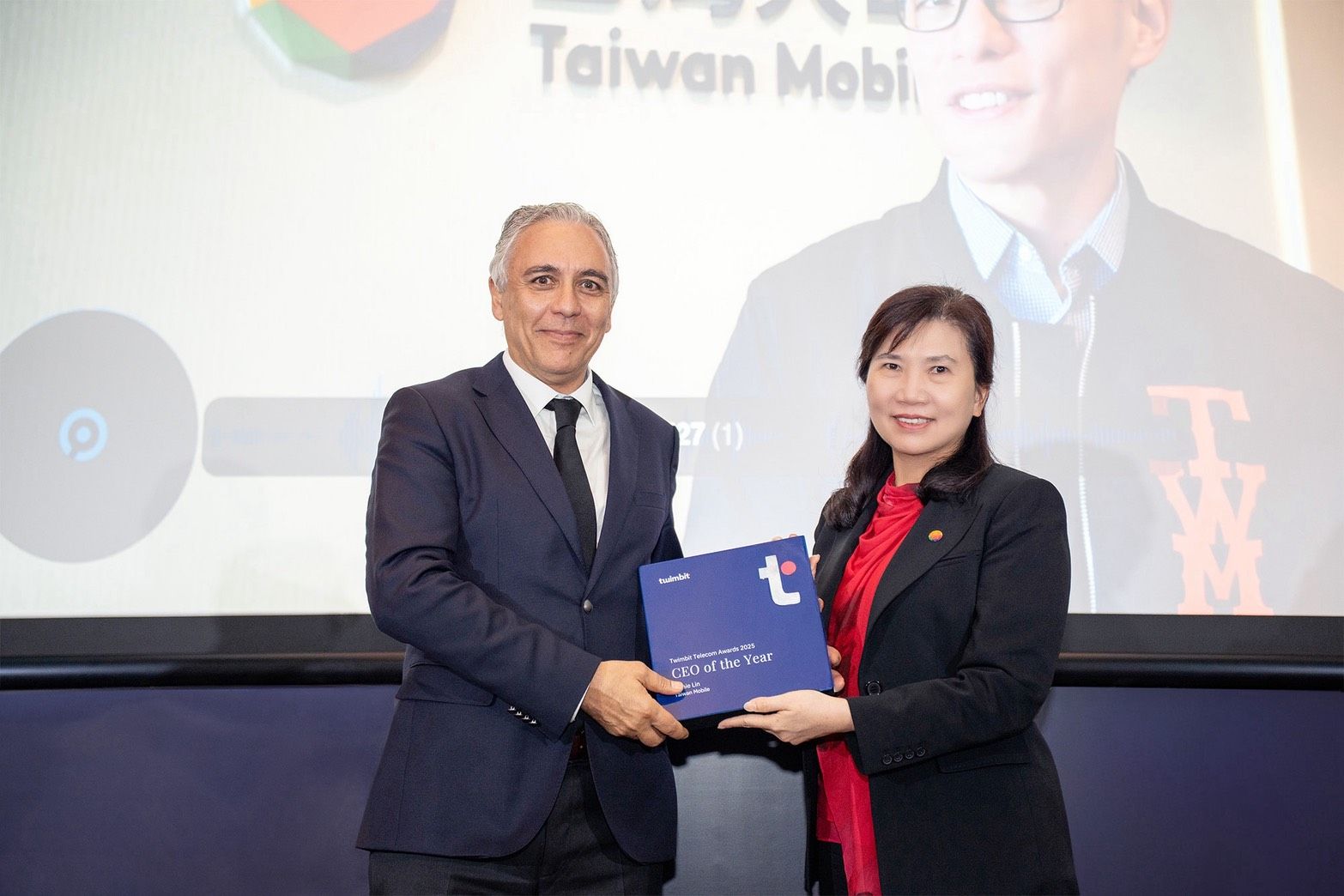 台灣大哥大總經理林之晨榮獲年度最佳CEO，由台灣大新媒體事業副總李芃君(右)代表領獎。