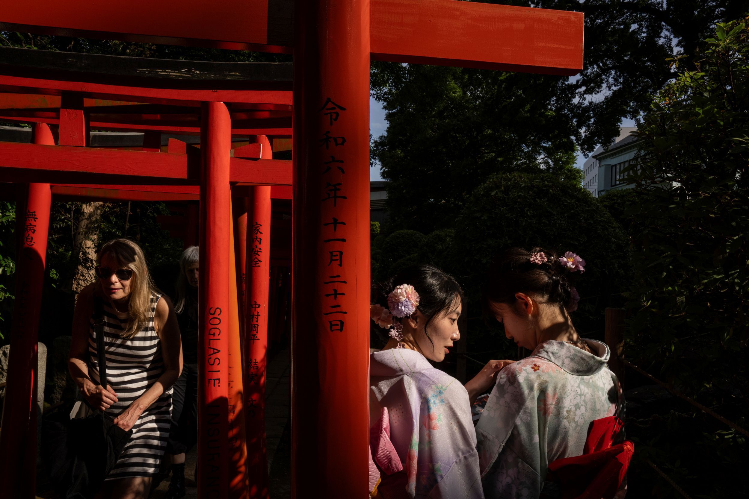 日本年輕女性穿著和服前往神社參拜。（美聯社）