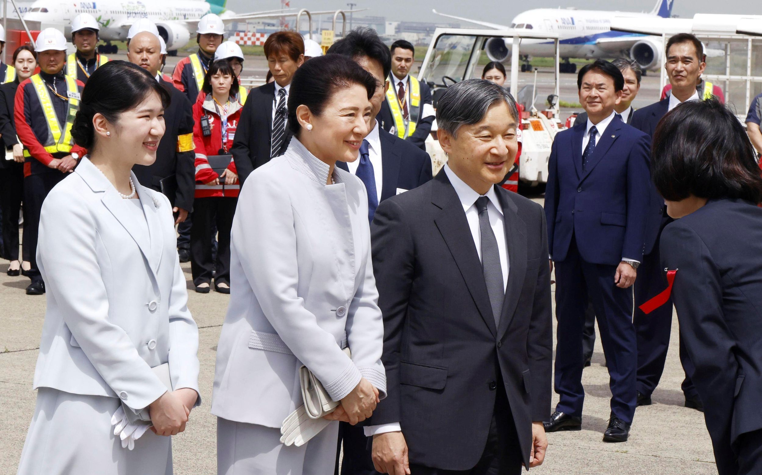 日本德仁天皇（右）、雅子皇后（中）與愛子公主出訪沖繩。（美聯社）