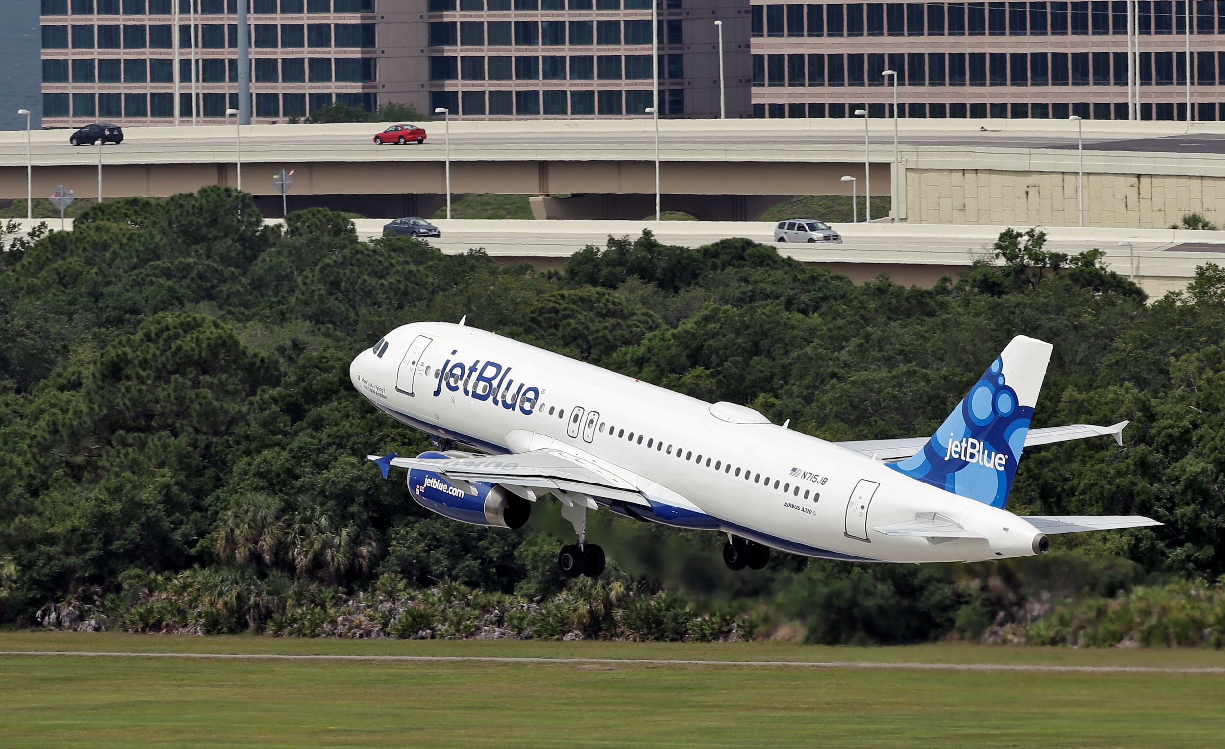 美國捷藍航空（JetBlue）現役的空巴A320客機從佛州機場起飛。（美聯社）
