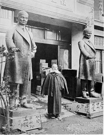 20250604-銅像右邊送給中山大學左邊送給孫中山故鄉。（林丹生提供）
