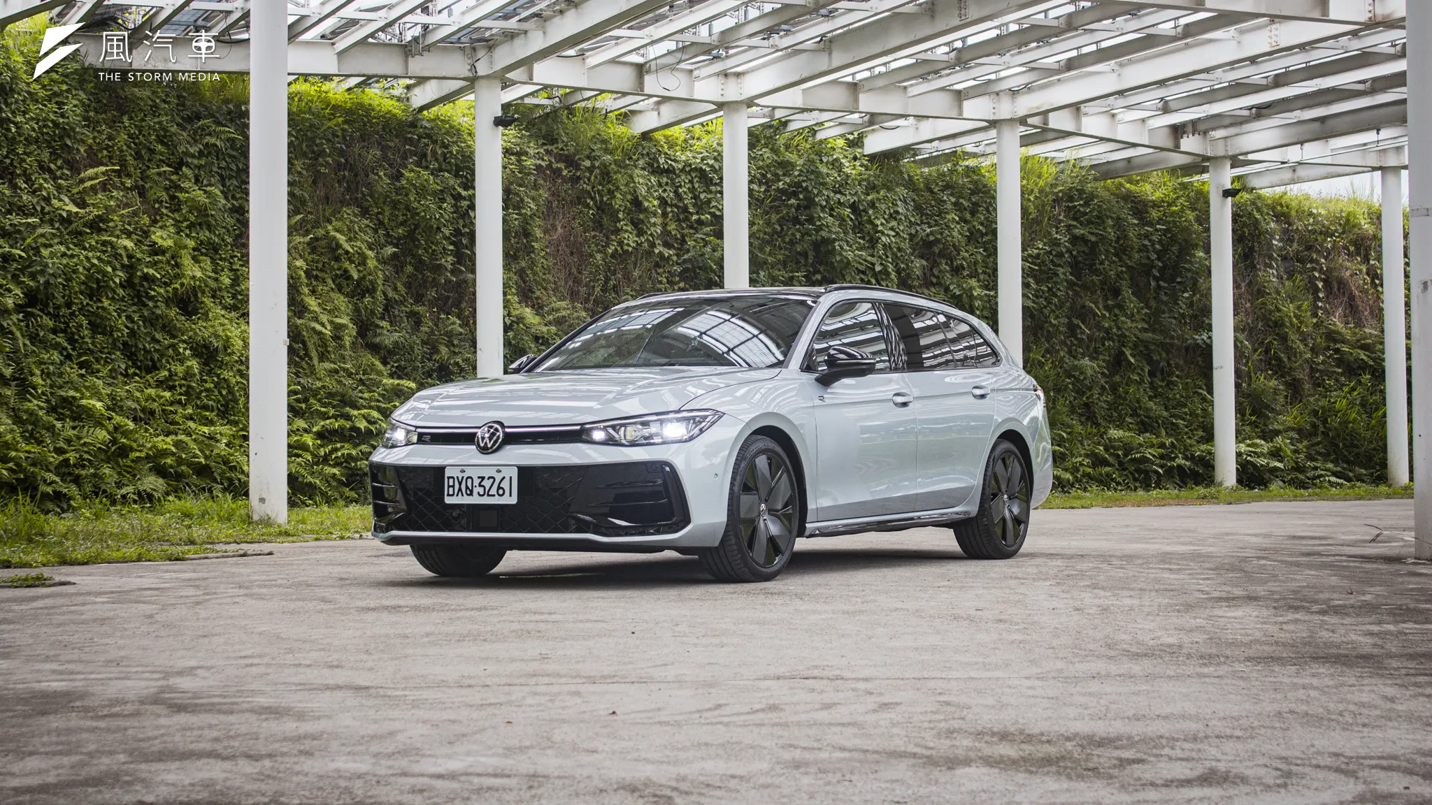 Volkswagen Passat 在430TSI 車型上標配 R-Line 黑化套件，年輕化的造型設計讓旗艦車款不再讓人卻步。