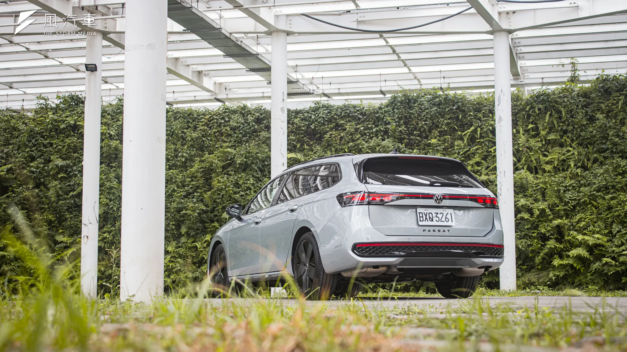 Volkswagen Passat 採單一旅行車設定，車尾線條與自家豪華品牌有異曲同工之妙，不虧最美旅行車之名。