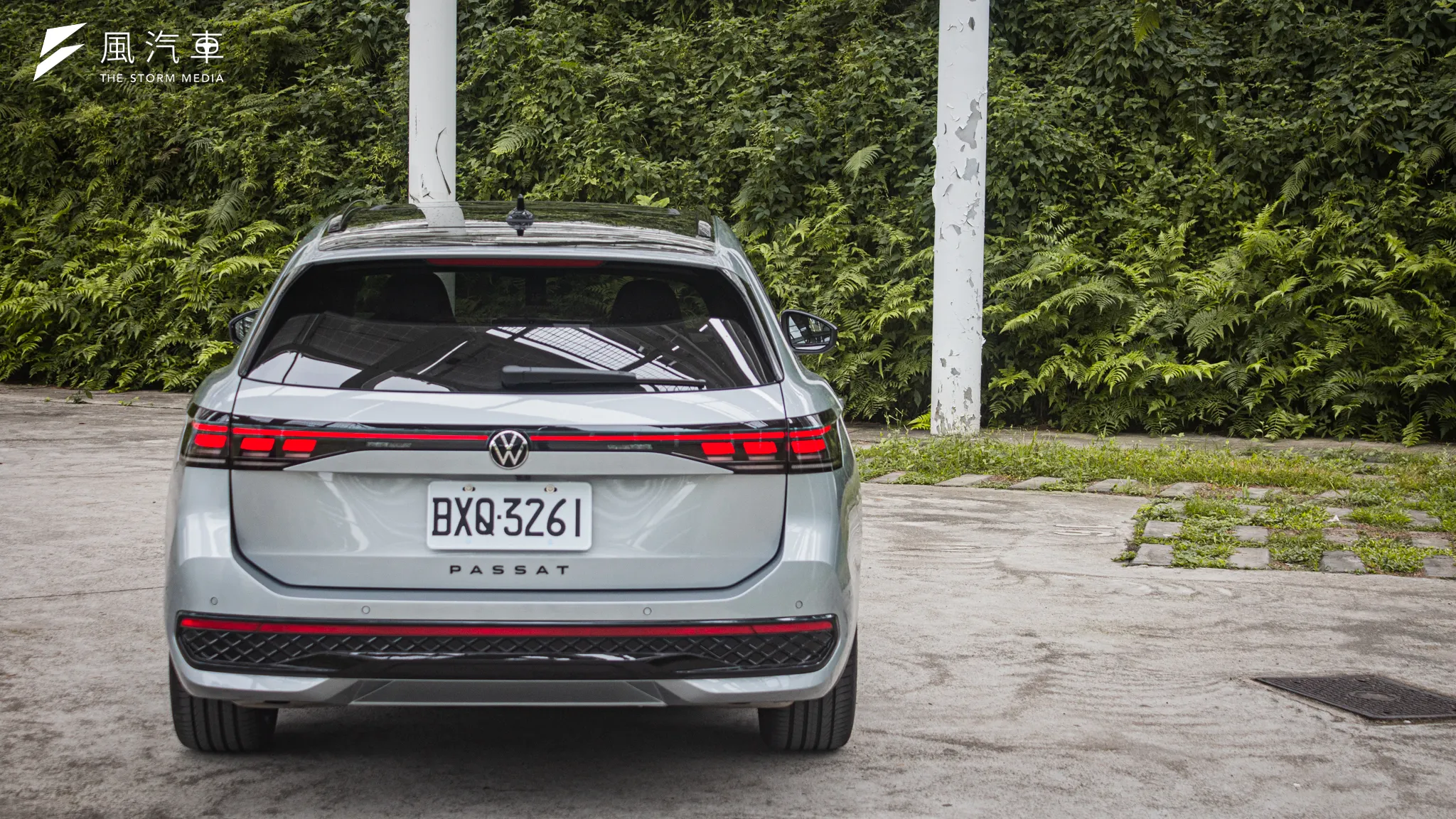 Volkswagen Passat 車尾燈採新穎的幾何序列式設計，貫穿式設計並將車名置中，呈現新世代的品牌風格。