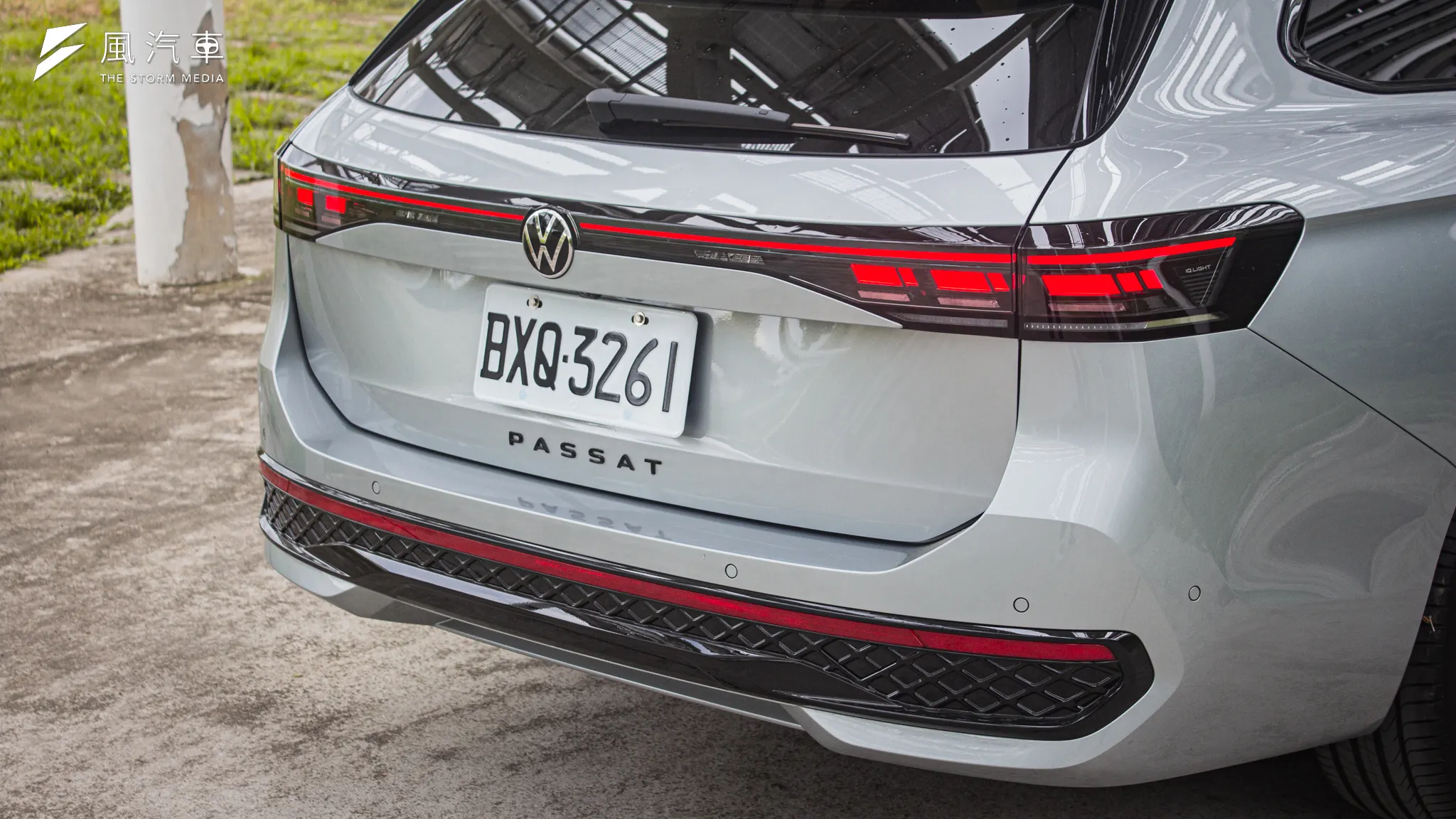 Volkswagen Passat 車尾獨特的幾何序列式設計如幻燈片狀排列，由外往內的壓縮感營造獨特風貌。