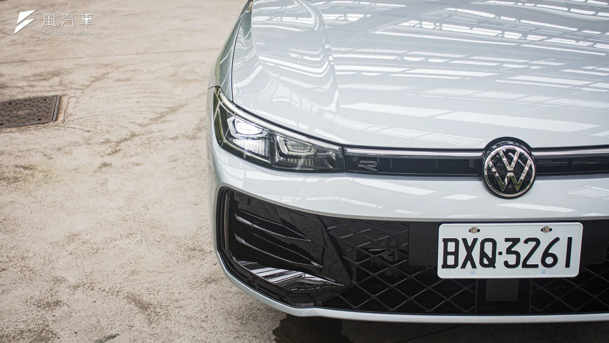 Volkswagen Passat 採全新的 IQ.Light Martrix LED 智慧型頭燈，不僅能自動切換遠近光，低扁的燈具外觀也展現出性能風範。