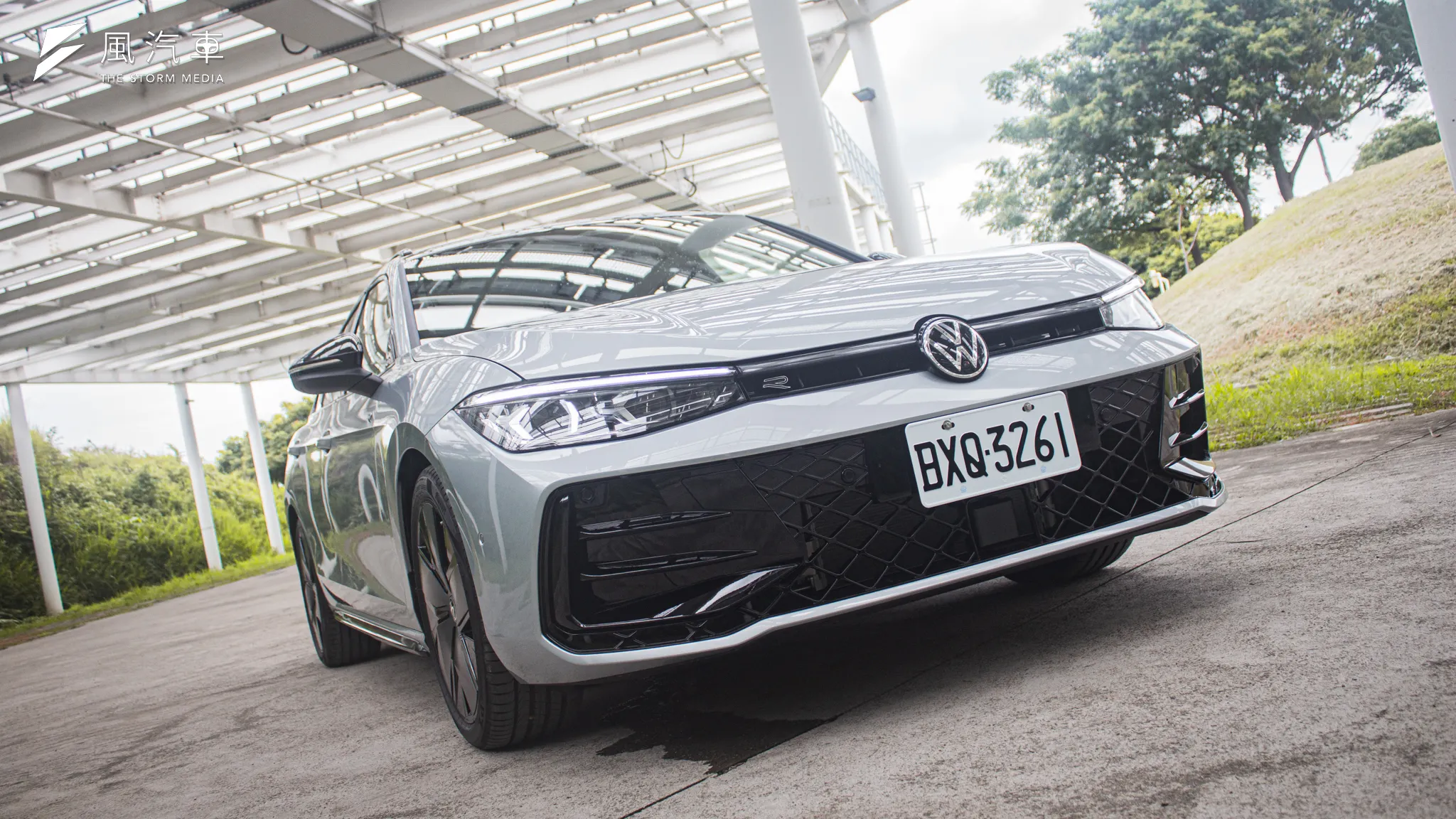 Volkswagen Passat 取消前一代車型流行的大面積水箱護罩，更為年輕化的視覺甚至有些鋼砲既視感。