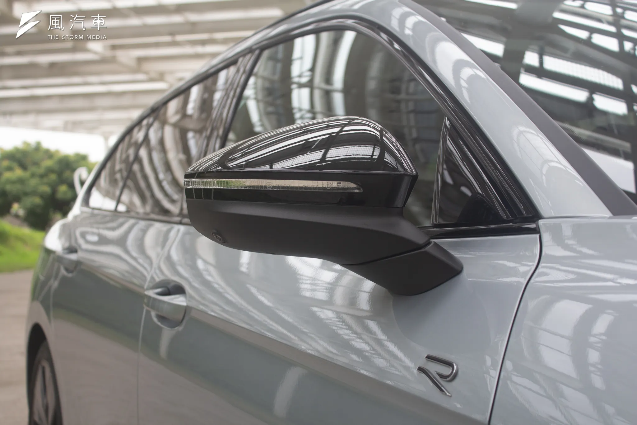 Volkswagen Passat 430TSI R-Line Performance 獨享的黑化套件遍及全車，不僅後視鏡殼，在車門邊框處也可以見到黑化處裡。