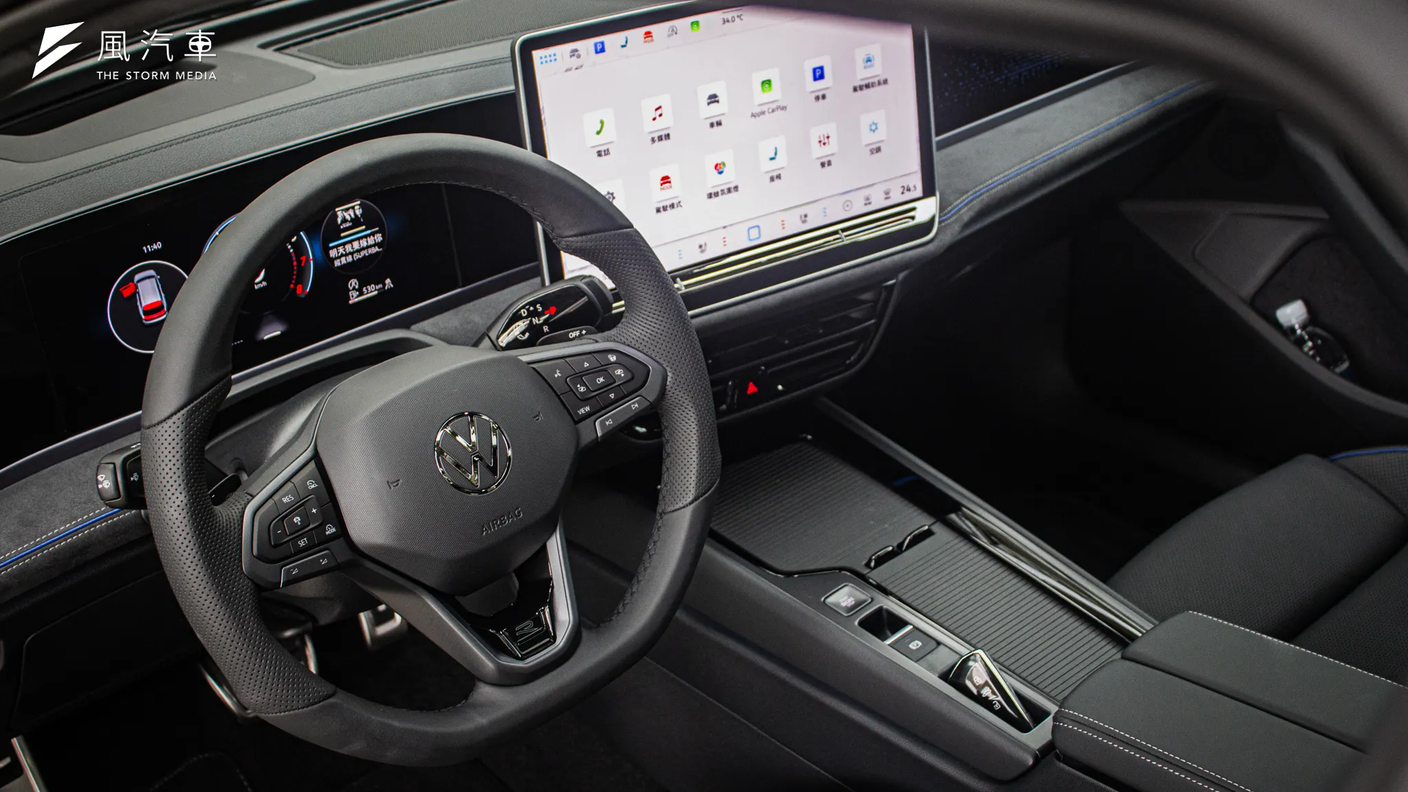Volkswagen Passat 內裝輔以全新的科技面容，大面積中控螢幕以及 430 TSI 專屬類麂皮質感營造混搭視覺。