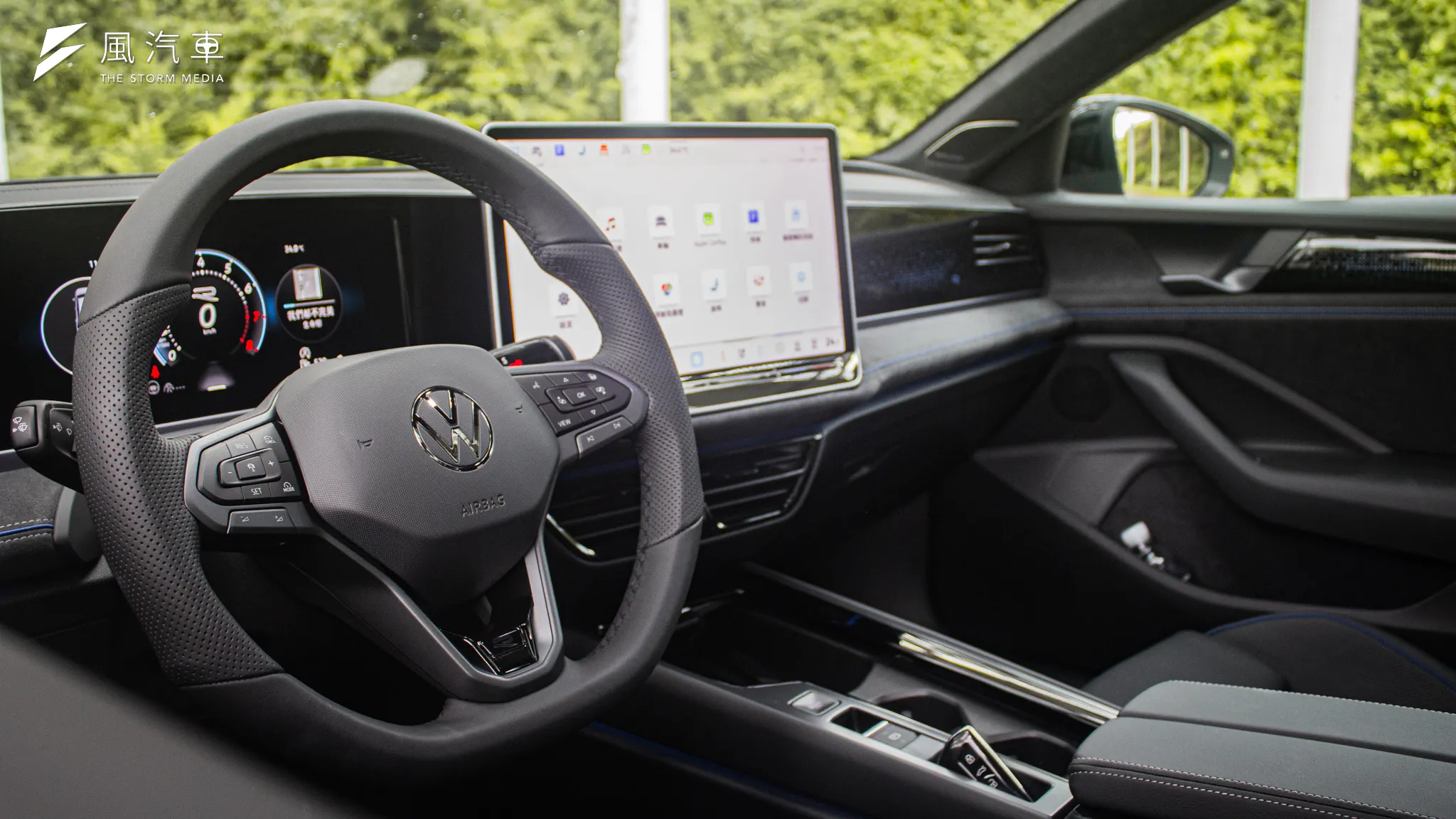 Volkswagen Passat 方向盤呼應 R-Line 運動風格，採用平底設計且握持手感相當優秀。