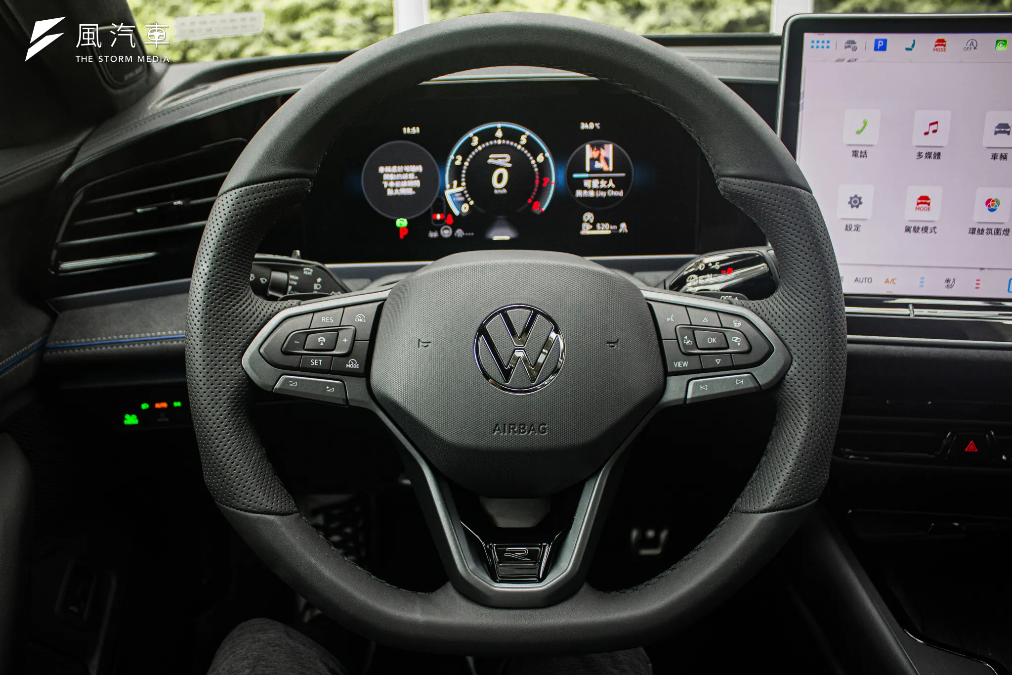 Volkswagen Passat 方向盤採三幅式設計，除了實體按鍵的回歸，R-Line 專屬字樣也讓這組方向盤更為動感。