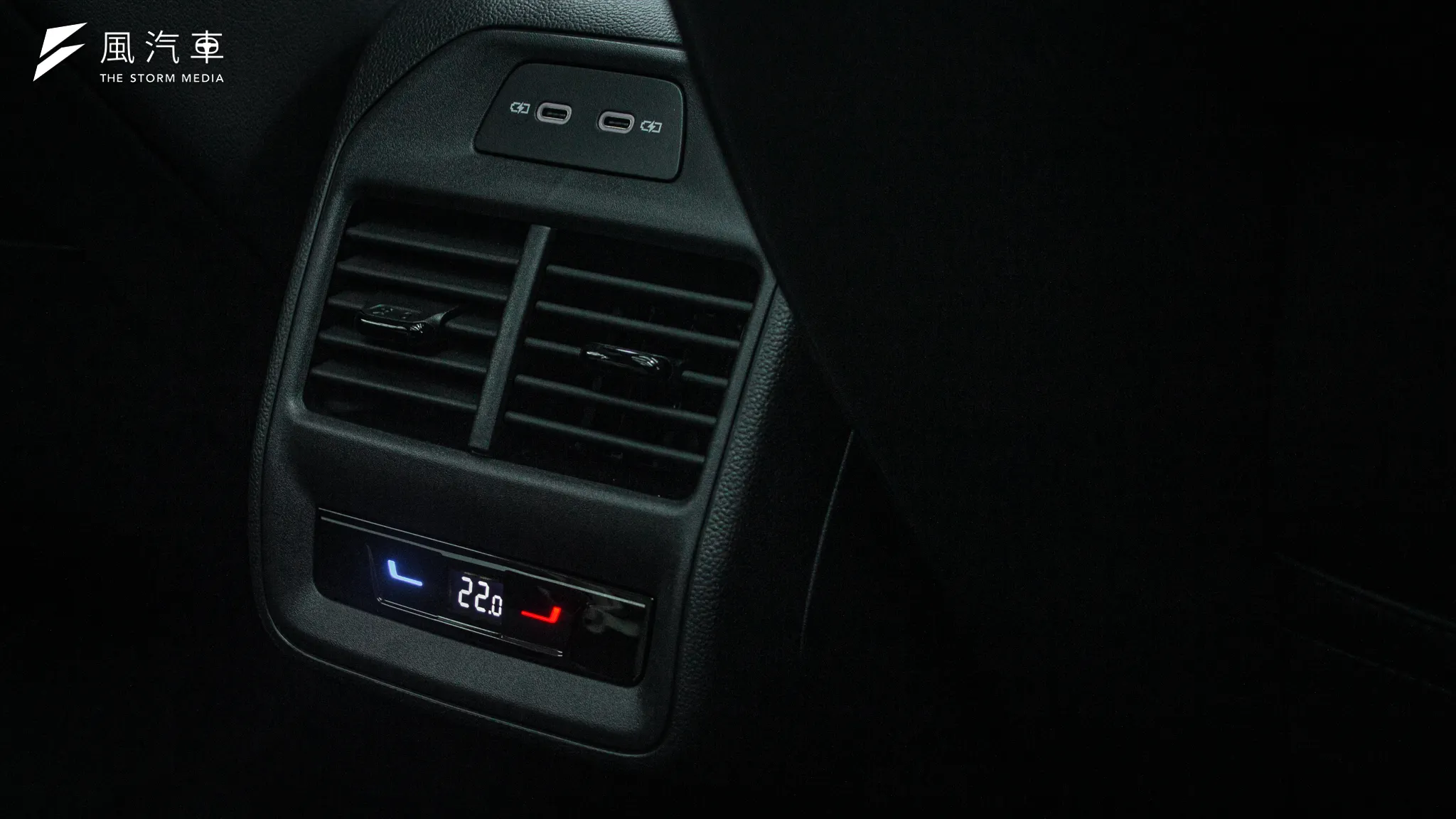 Volkswagen Passat 採三區恆溫空調設計，並在後座也設計了兩組 USB-C 的充電插孔。