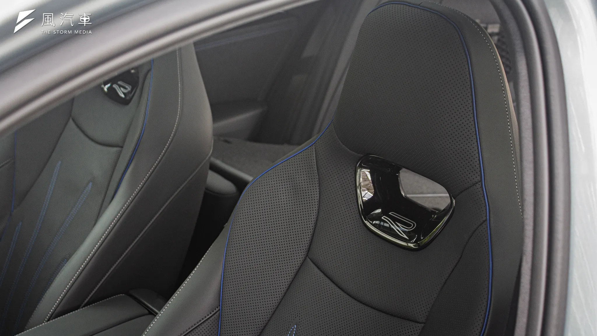 Volkswagen Passat R-Line 車型專屬的 ergoActive 跑車運動化座椅，兩側包覆感相當扎實，能夠對應各種操駕。